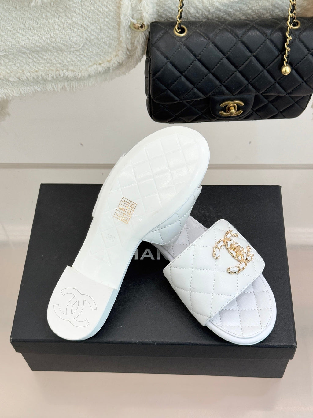 Chain-link slippers