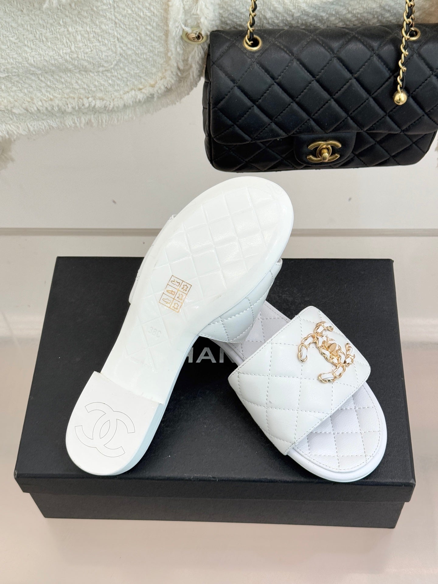 Chain-link slippers