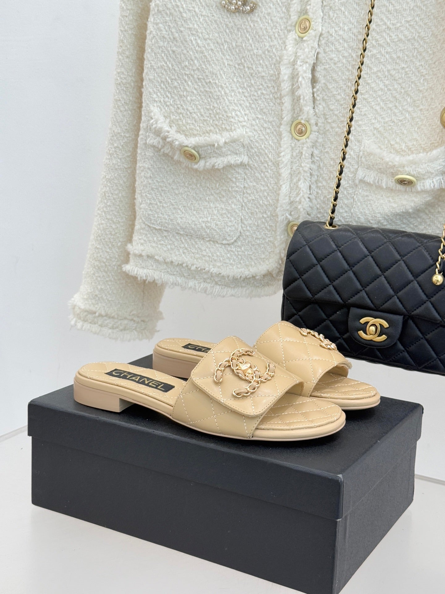 Chain-link slippers