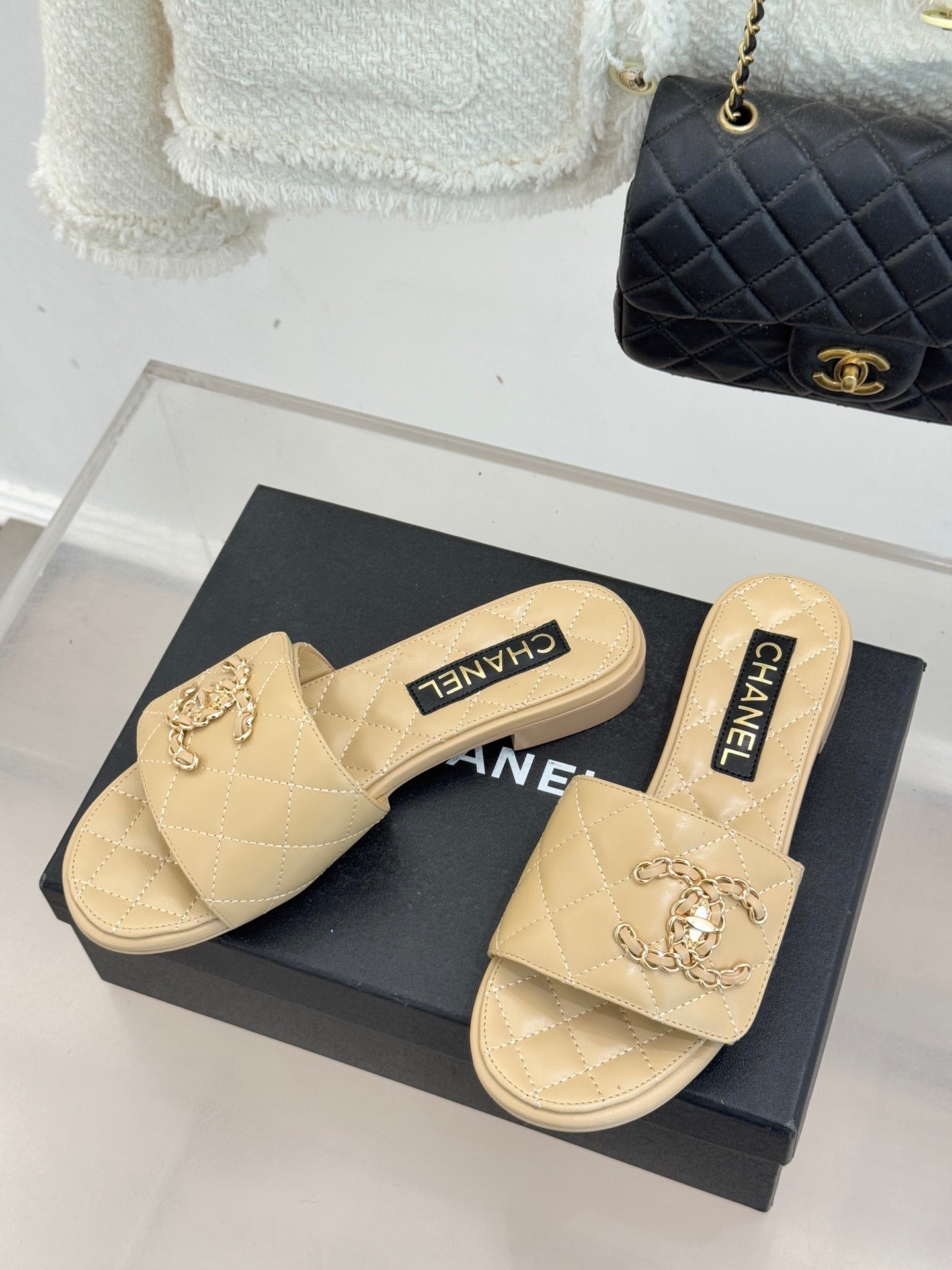 Chain-link slippers