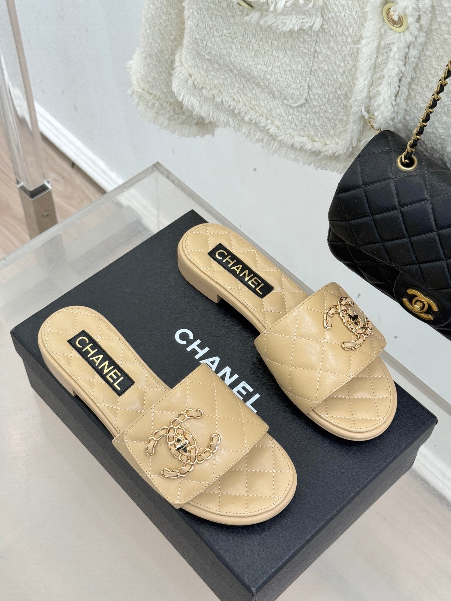 Chain-link slippers