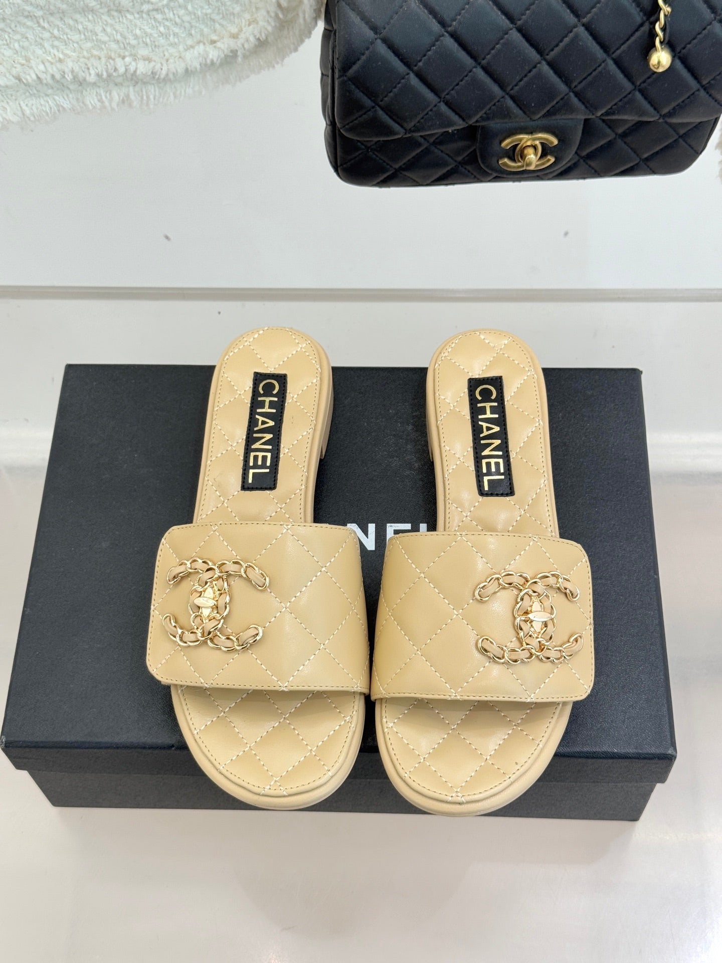 Chain-link slippers