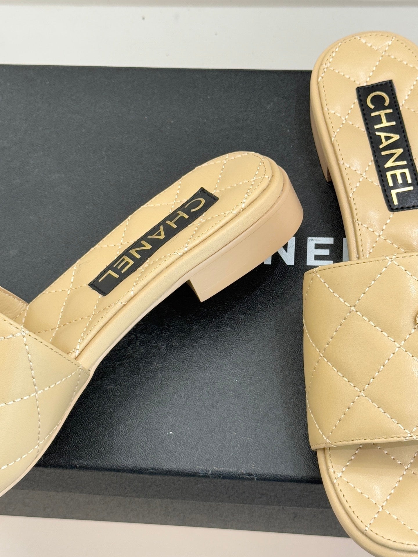 Chain-link slippers