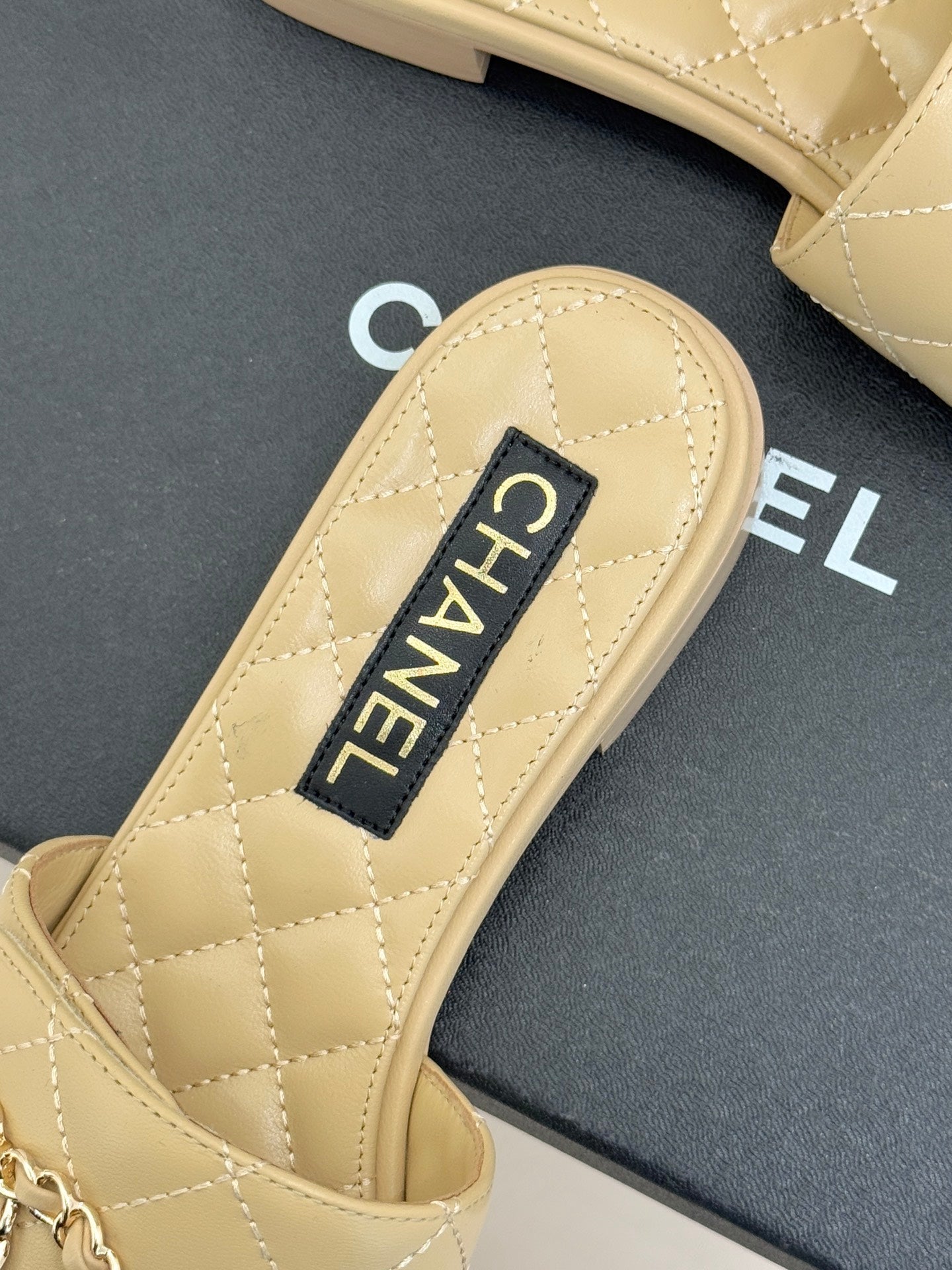 Chain-link slippers