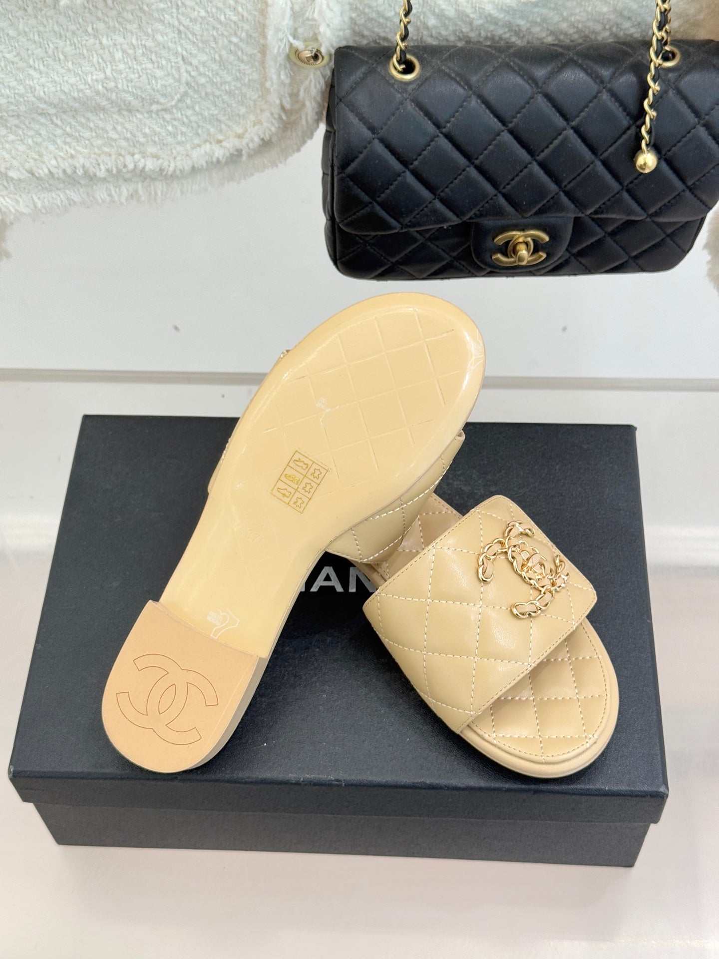 Chain-link slippers