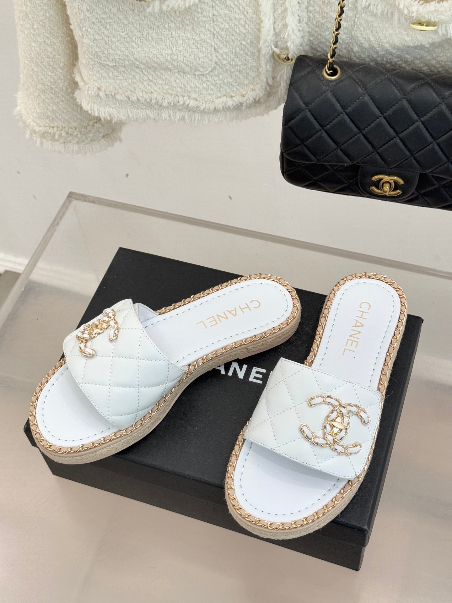 Chain-link slippers