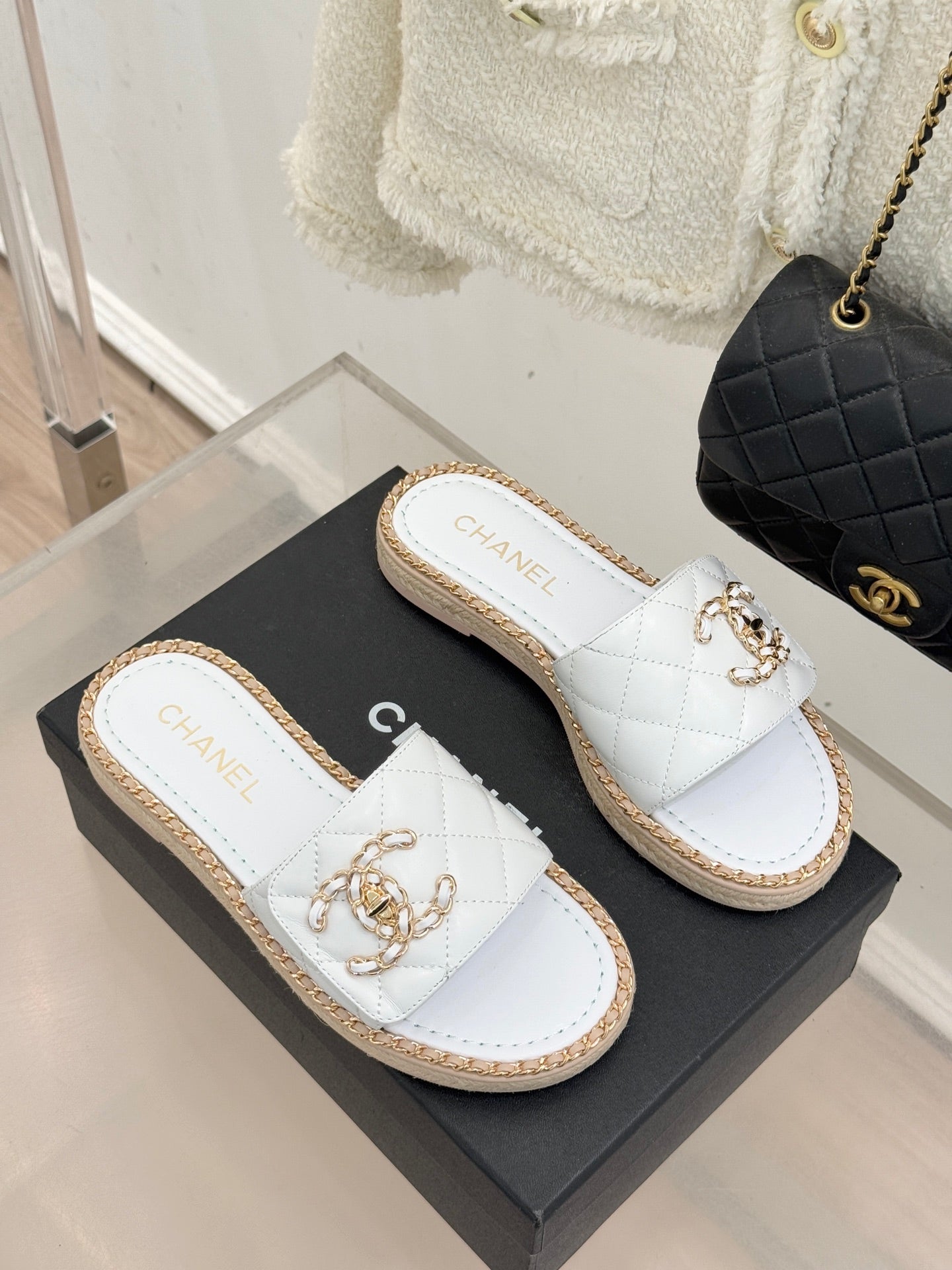 Chain-link slippers