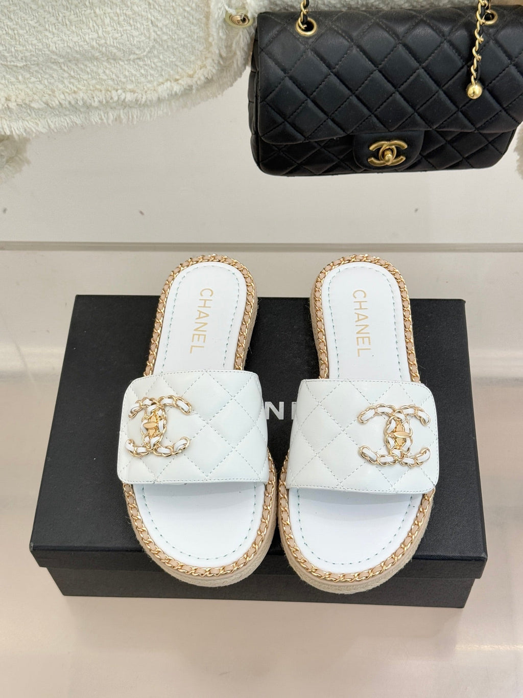 Chain-link slippers