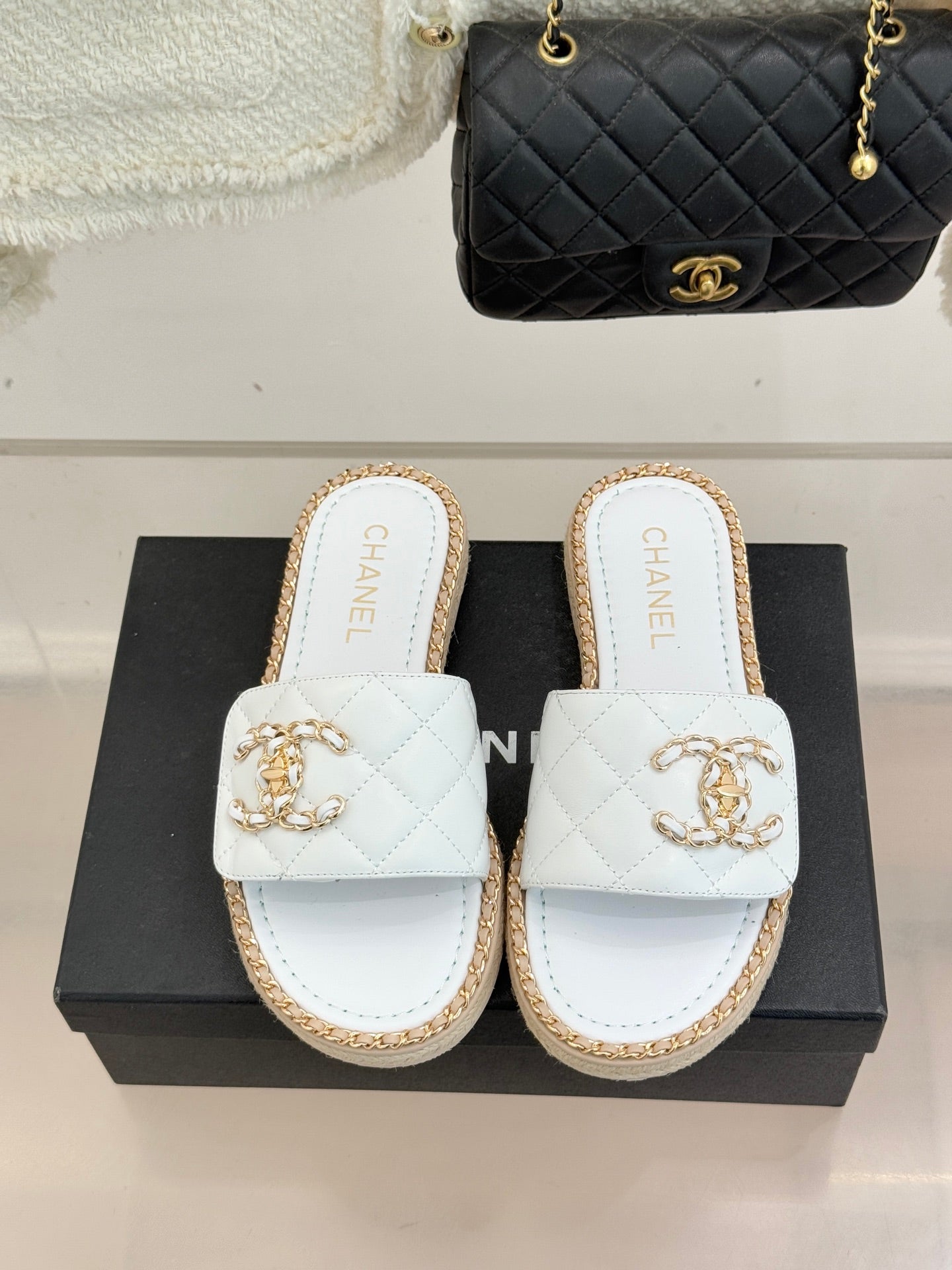 Chain-link slippers