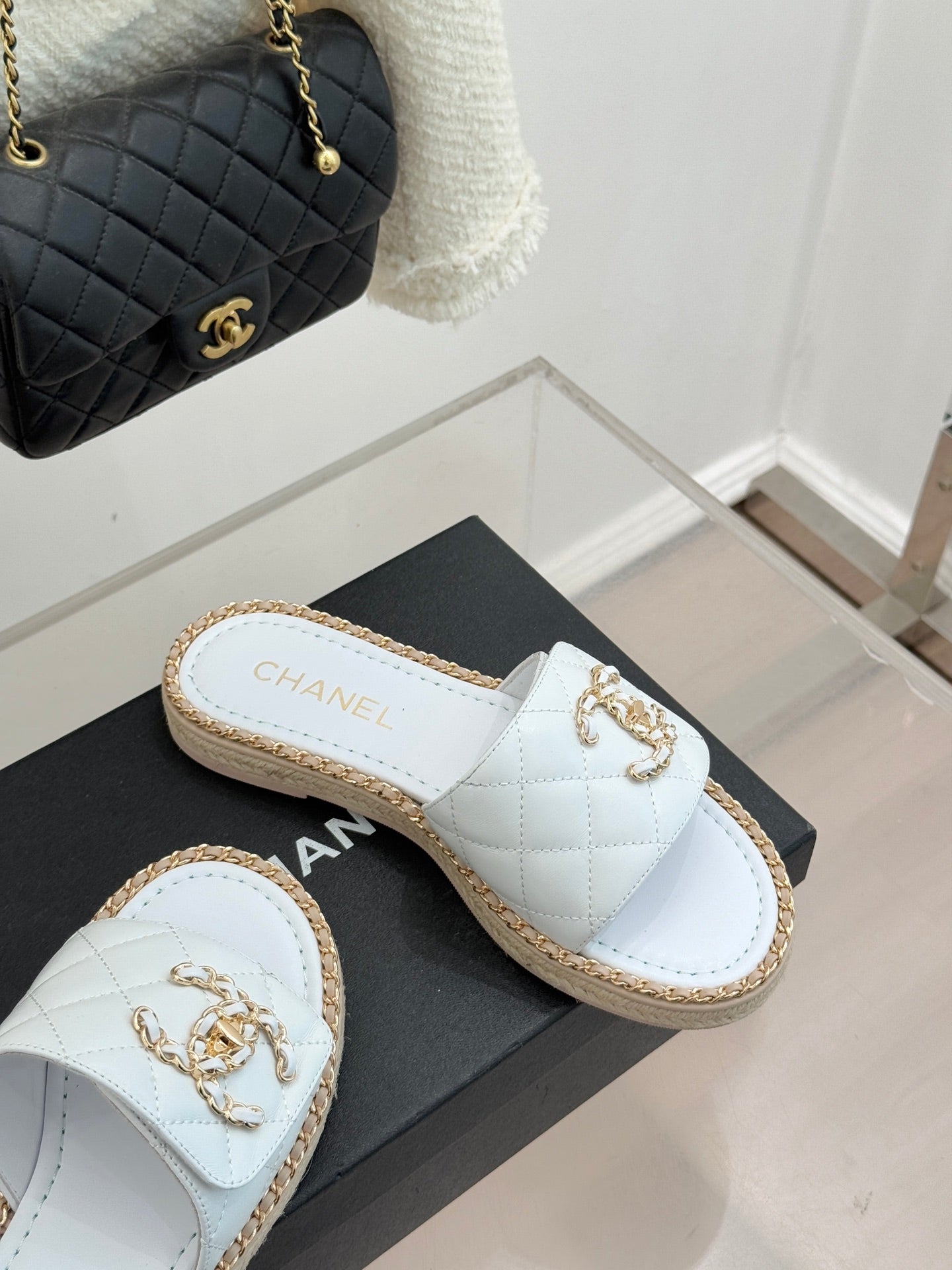 Chain-link slippers