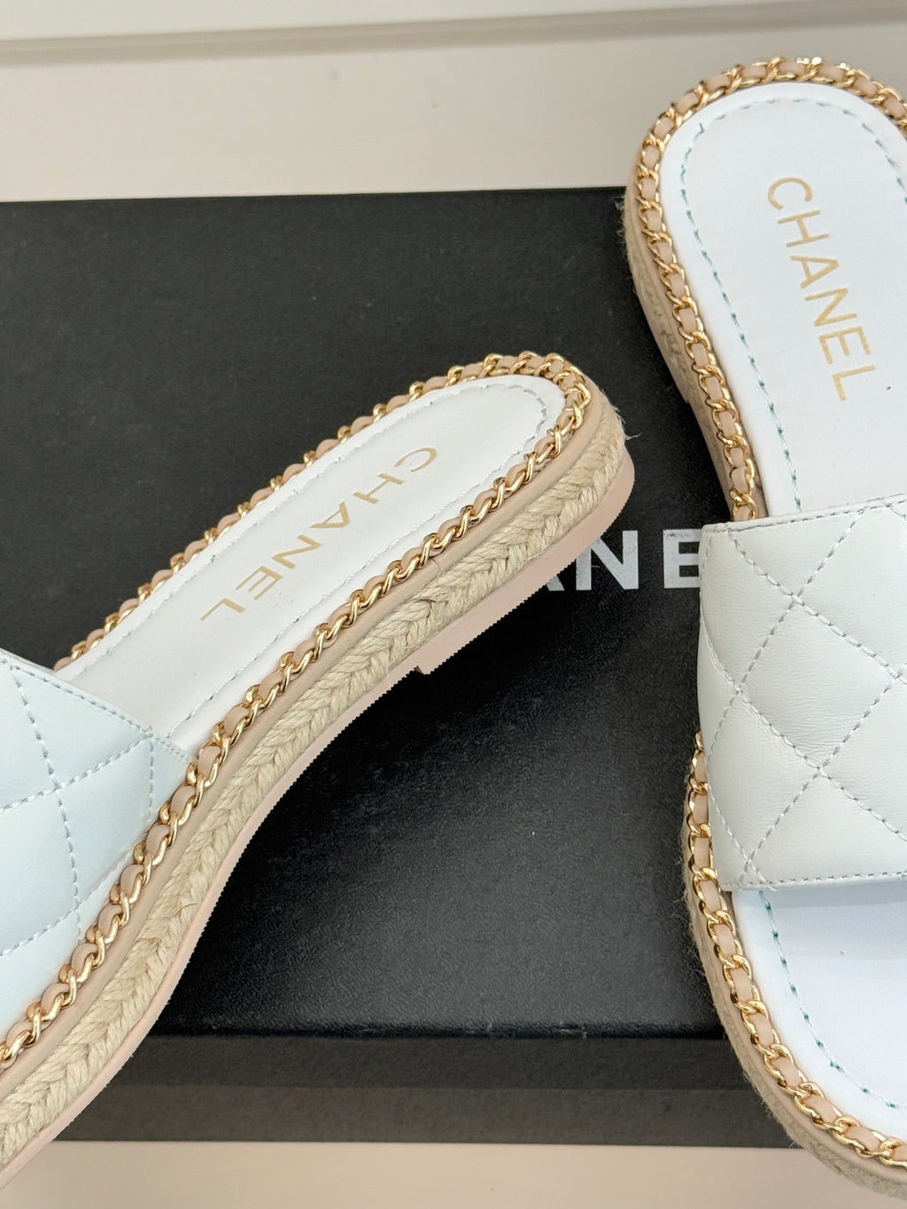 Chain-link slippers