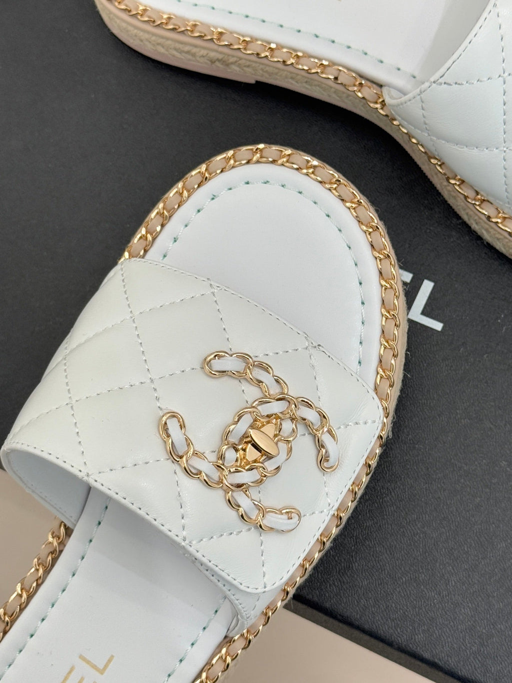 Chain-link slippers