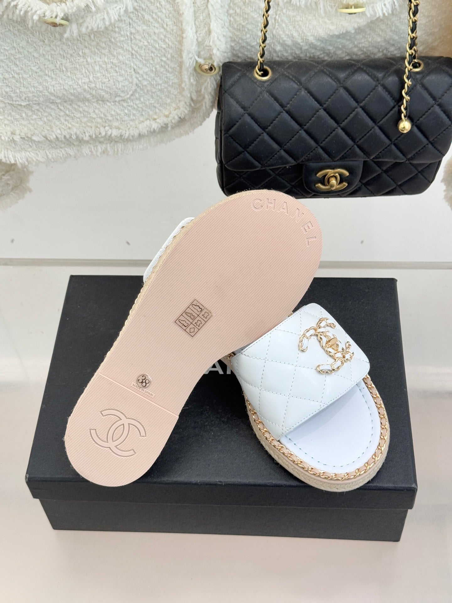 Chain-link slippers