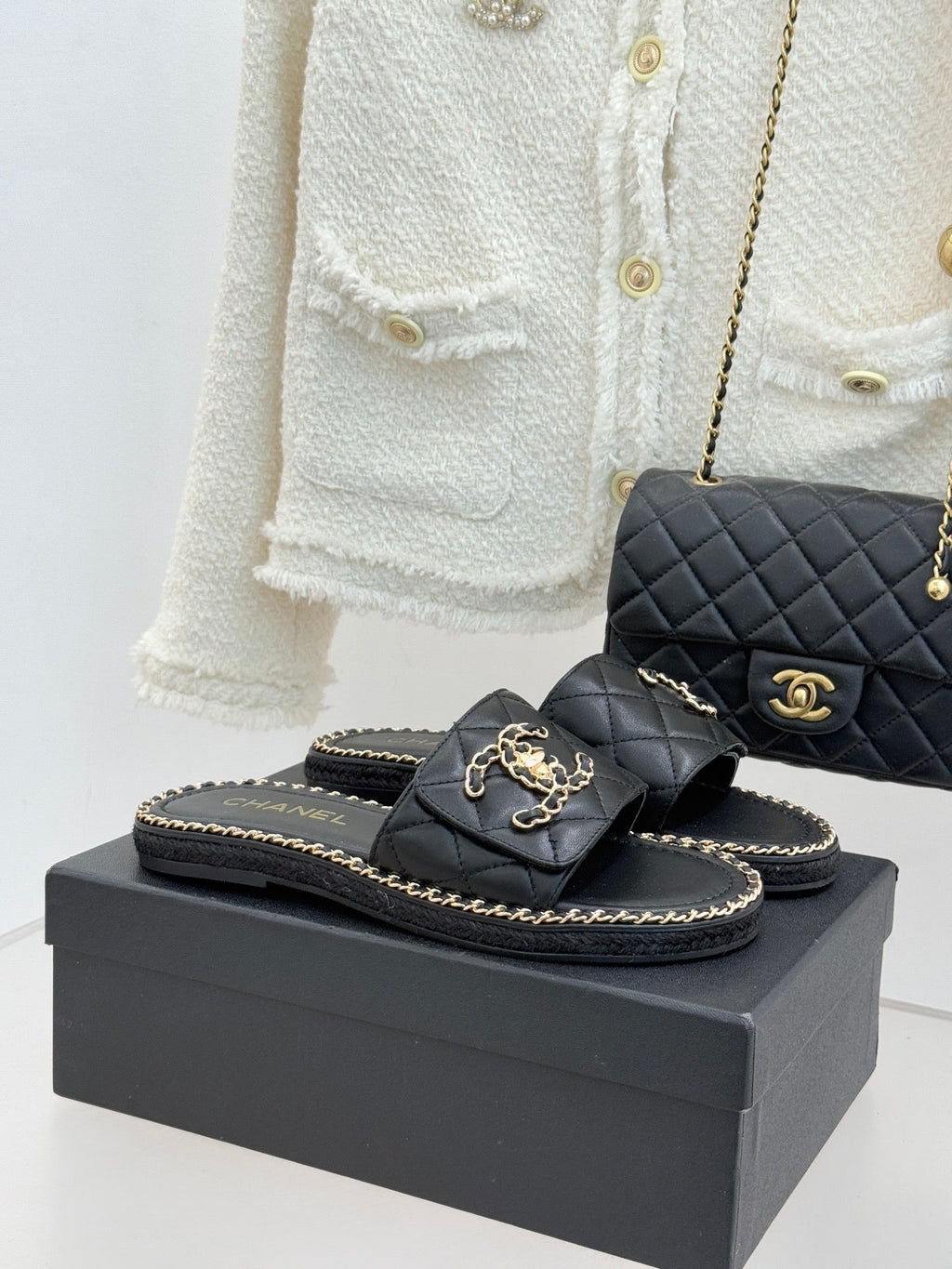 Chain-link slippers