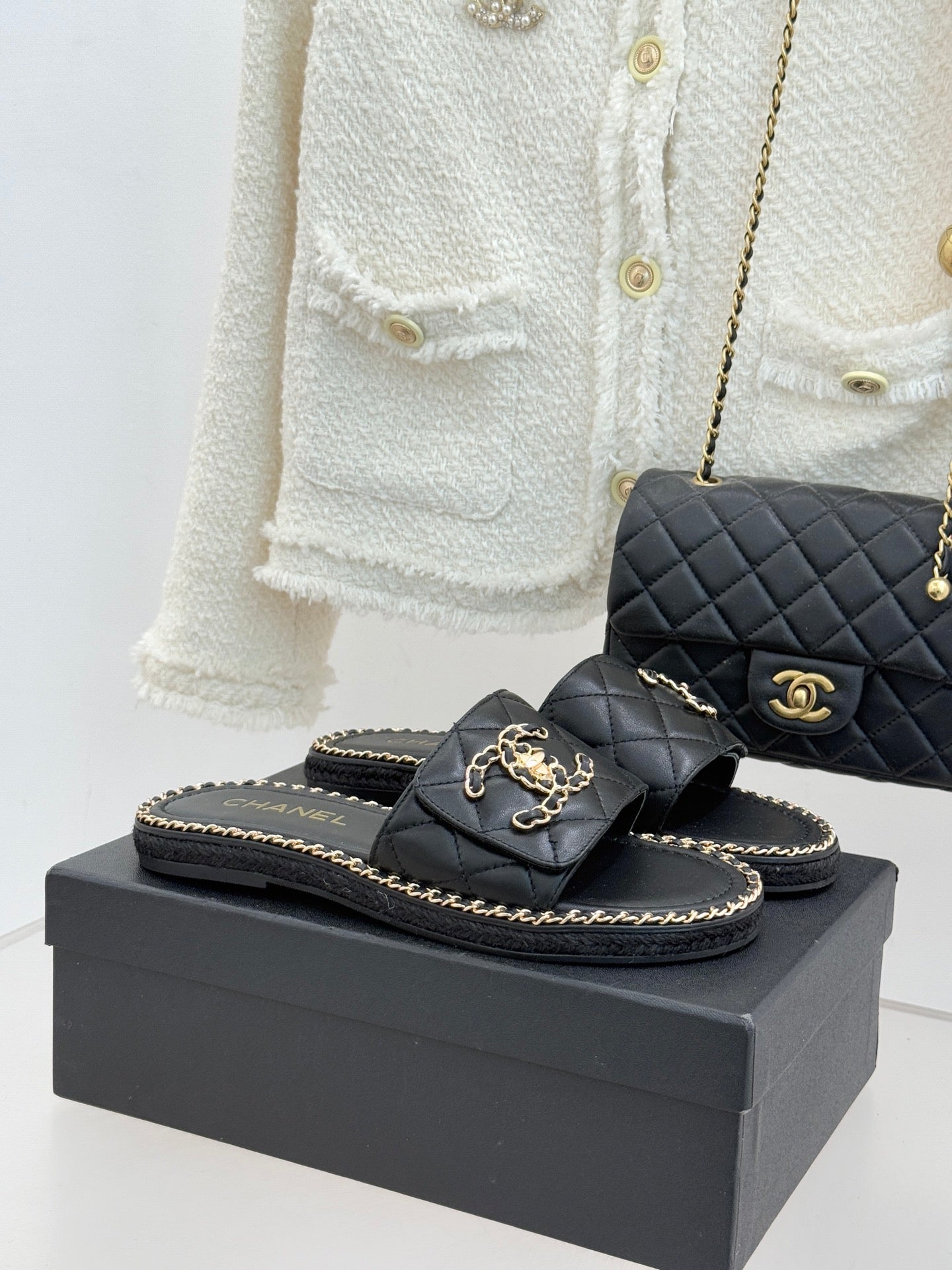 Chain-link slippers