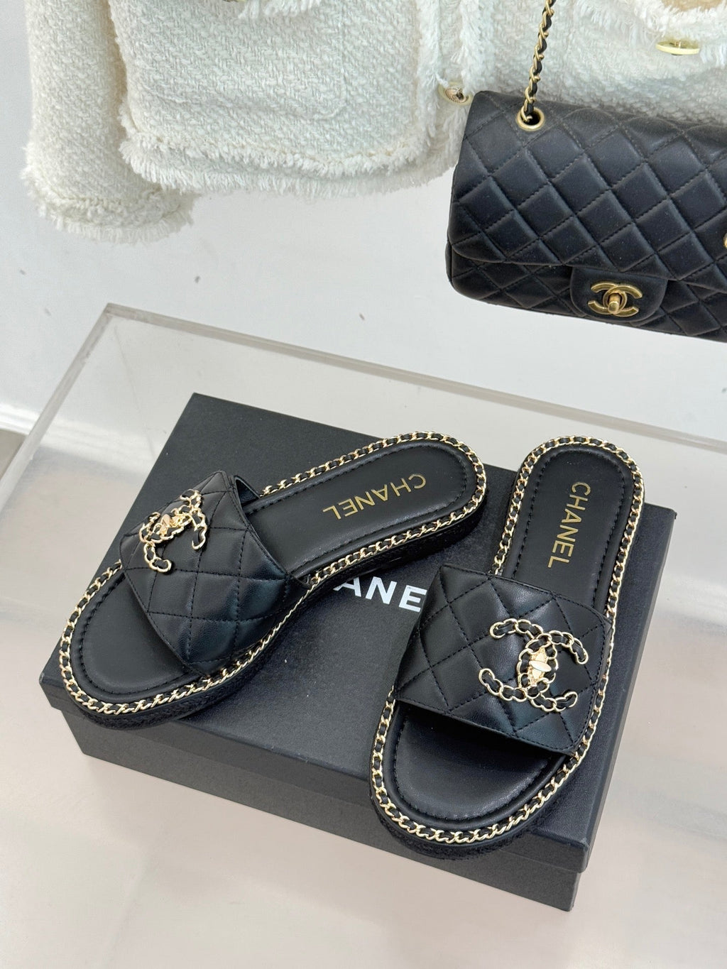 Chain-link slippers