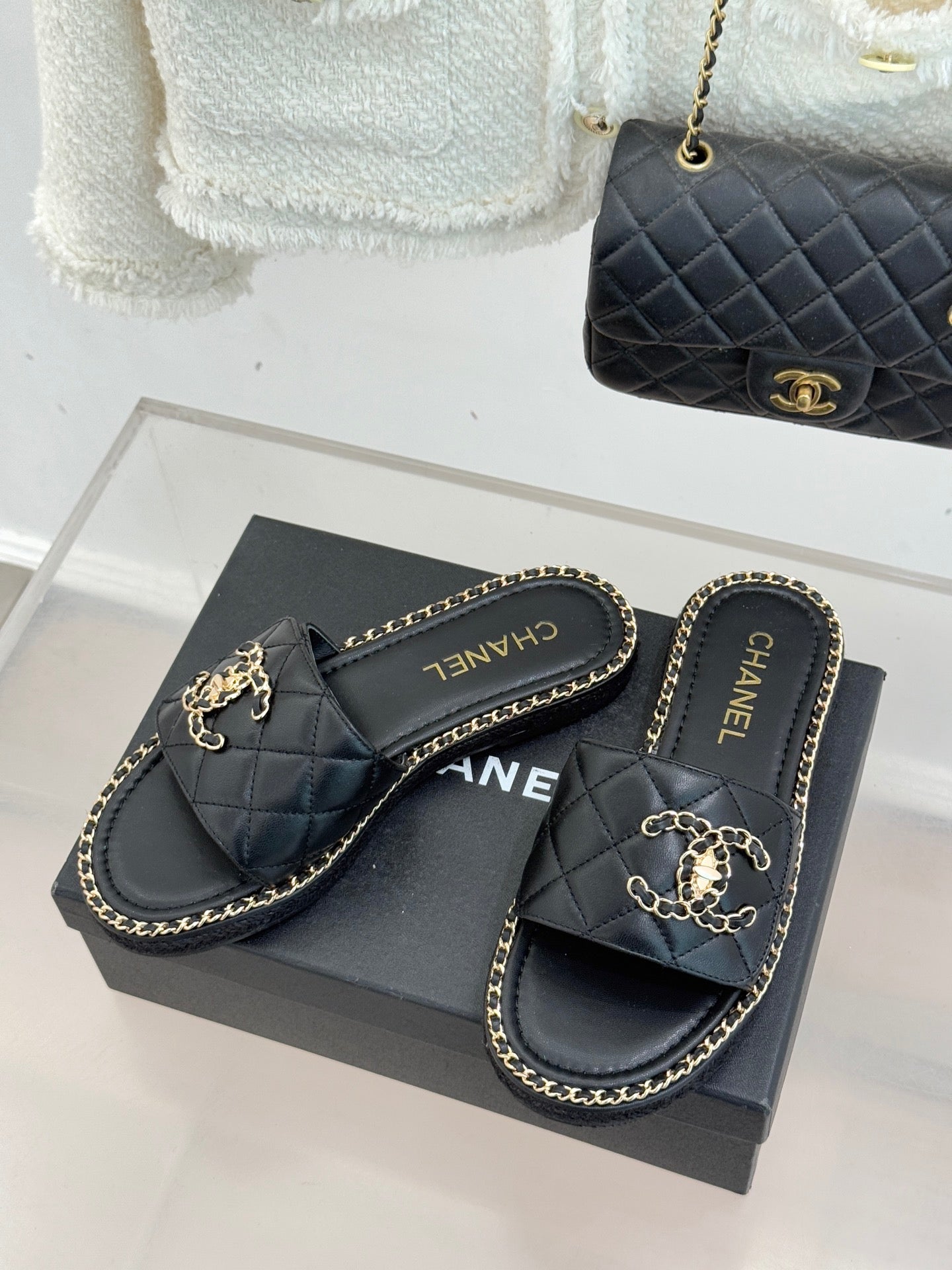 Chain-link slippers
