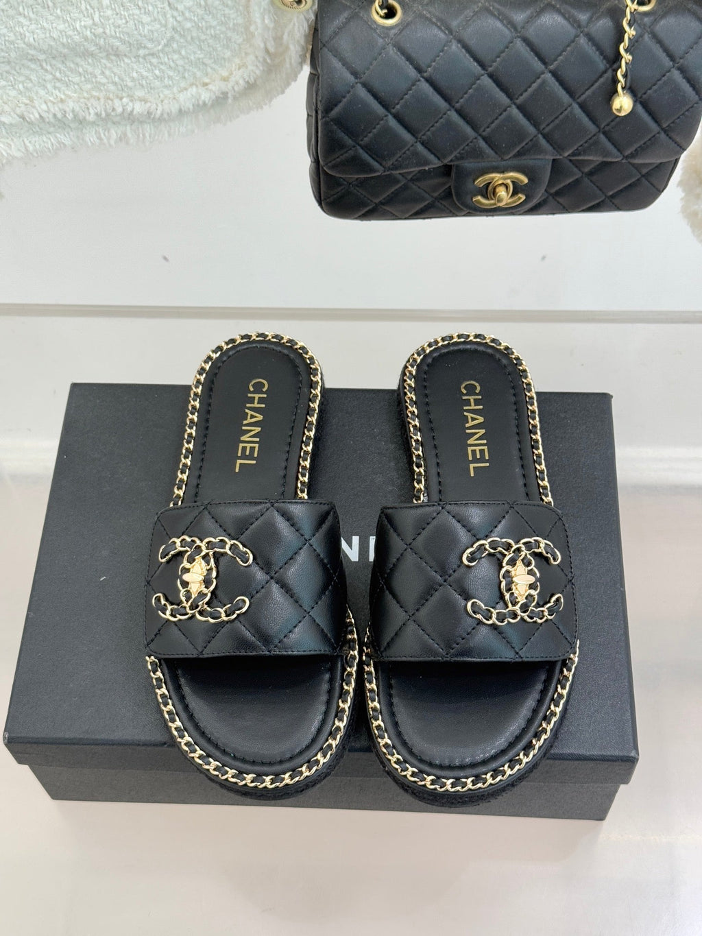 Chain-link slippers