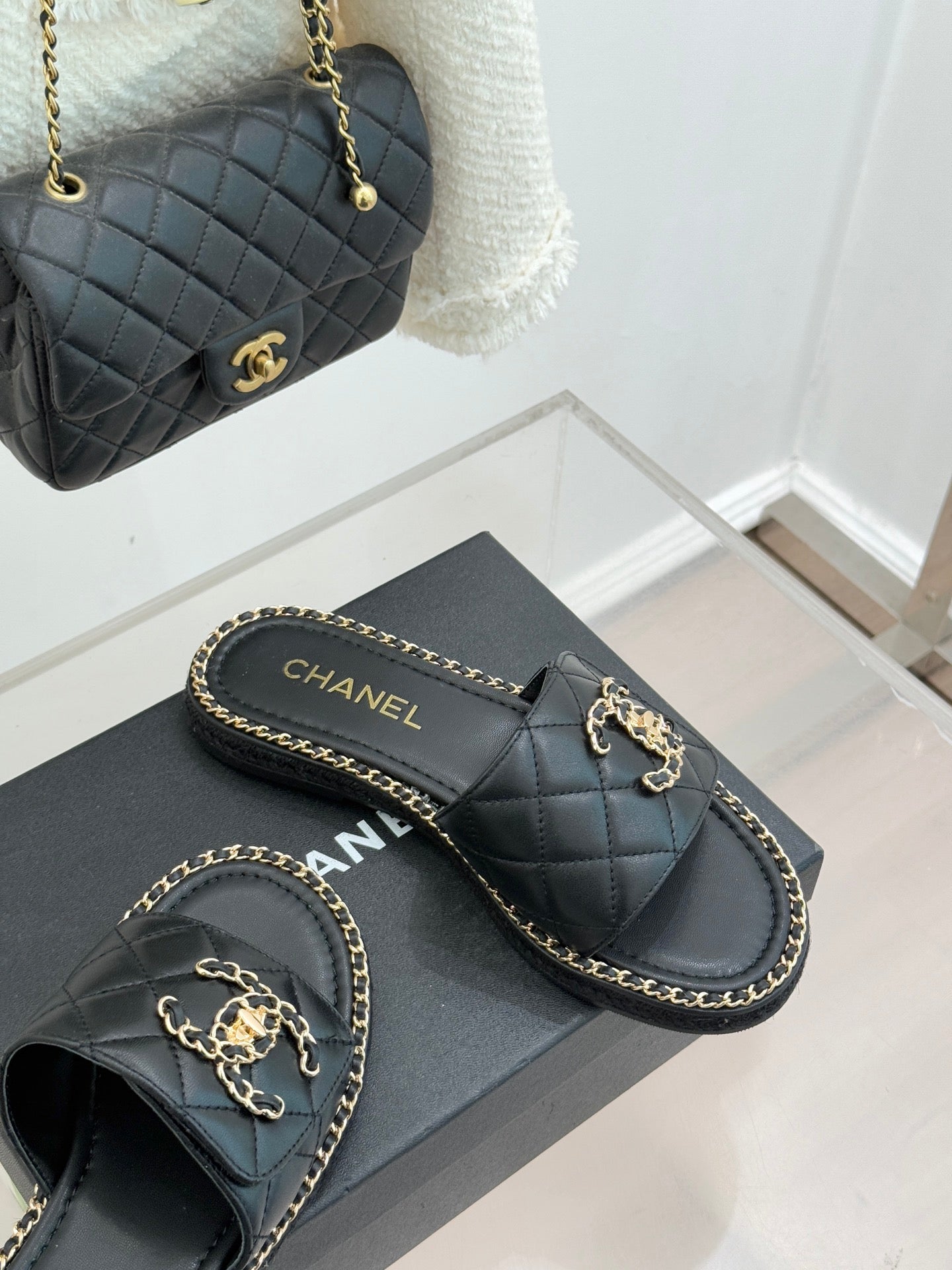 Chain-link slippers