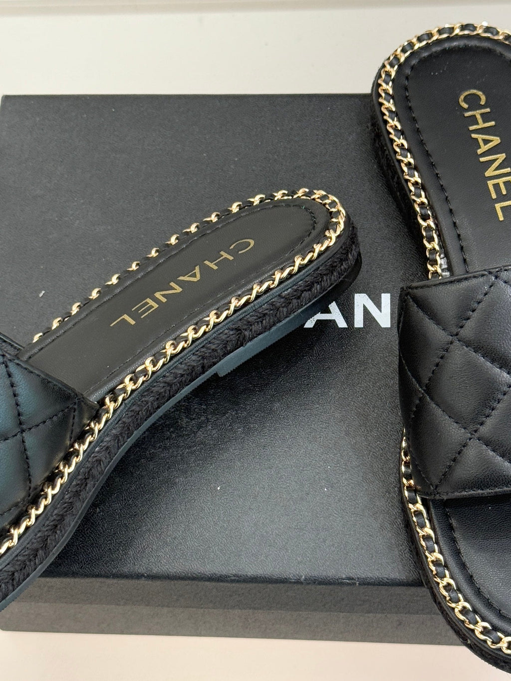 Chain-link slippers