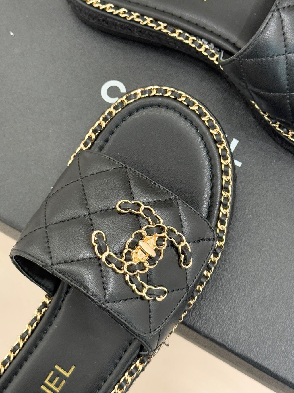 Chain-link slippers