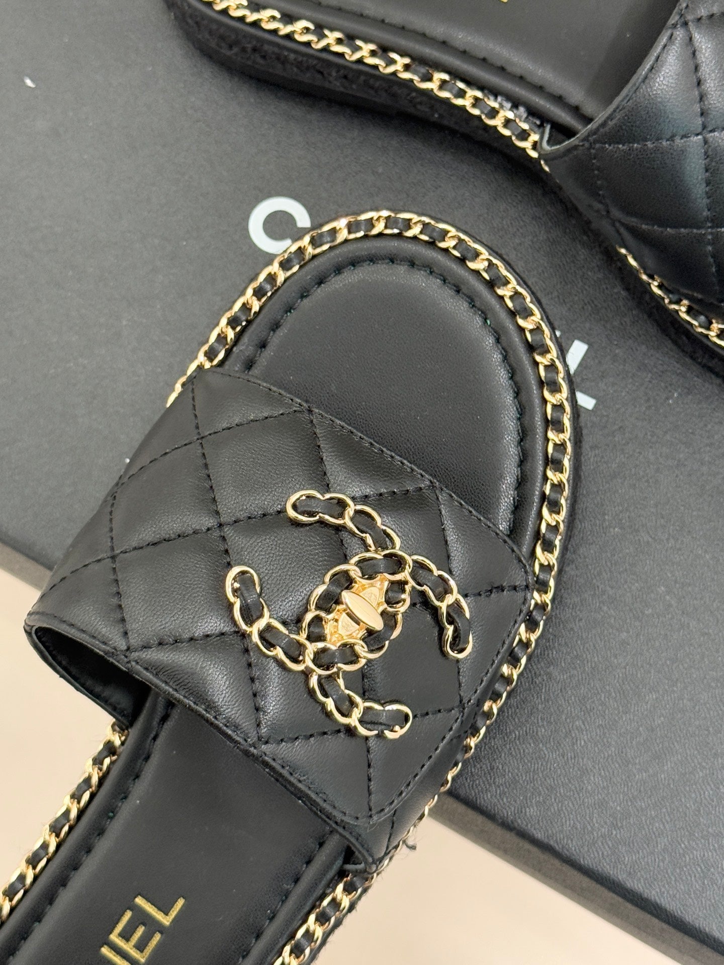 Chain-link slippers