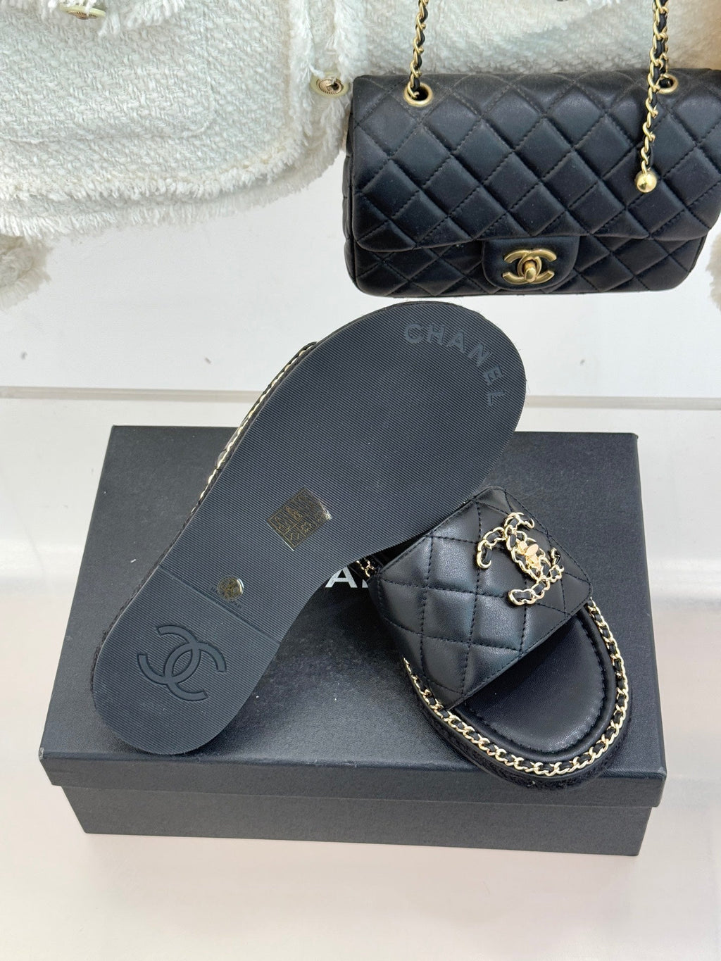 Chain-link slippers