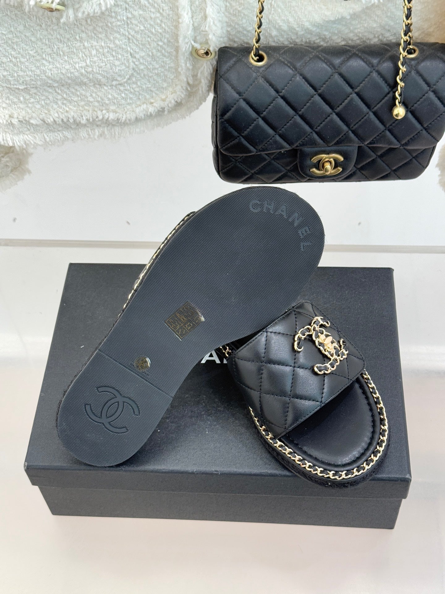 Chain-link slippers