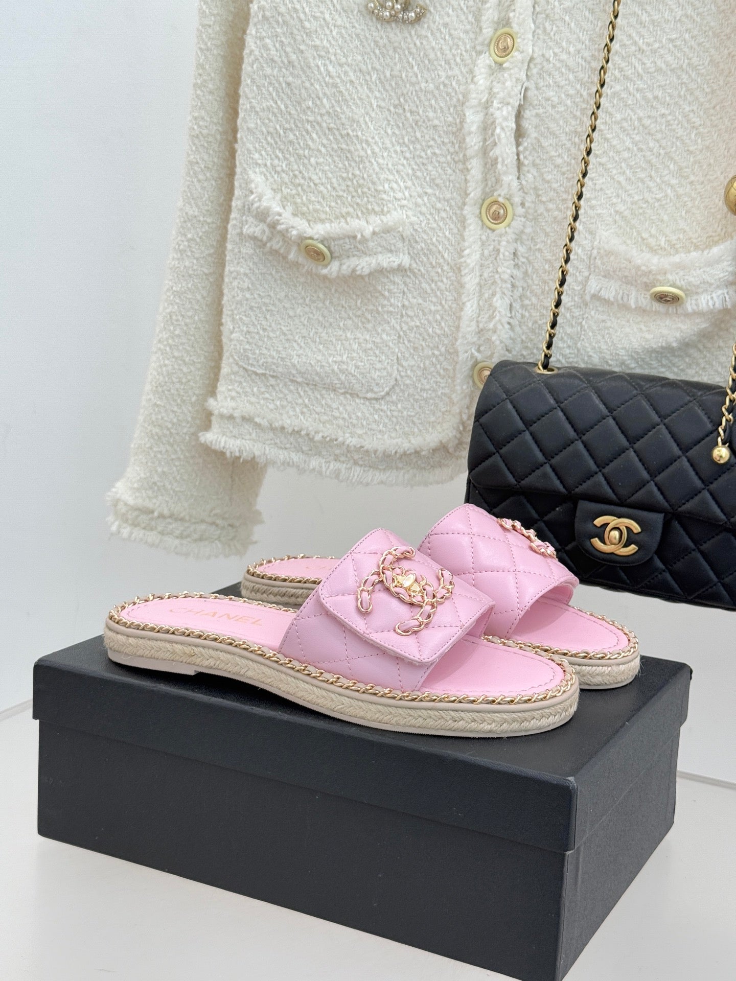 Chain-link slippers