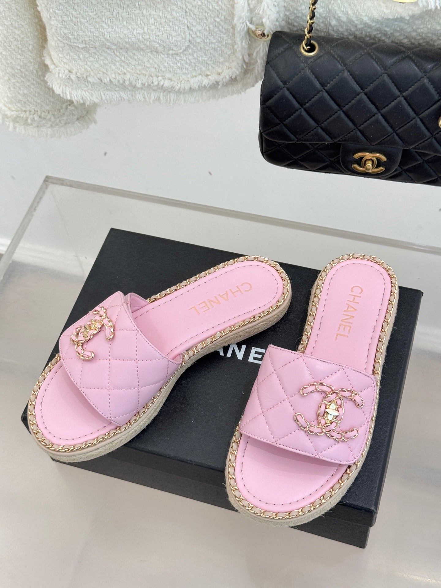 Chain-link slippers