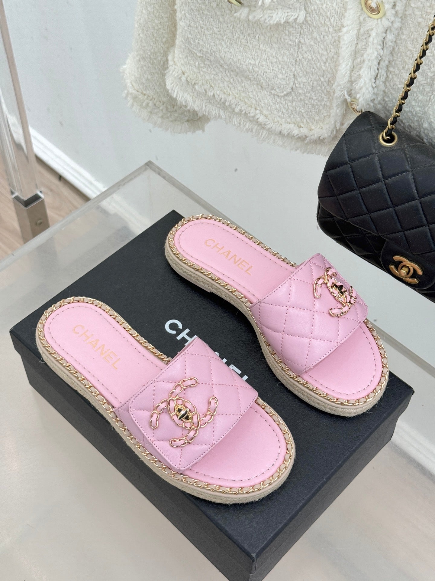 Chain-link slippers
