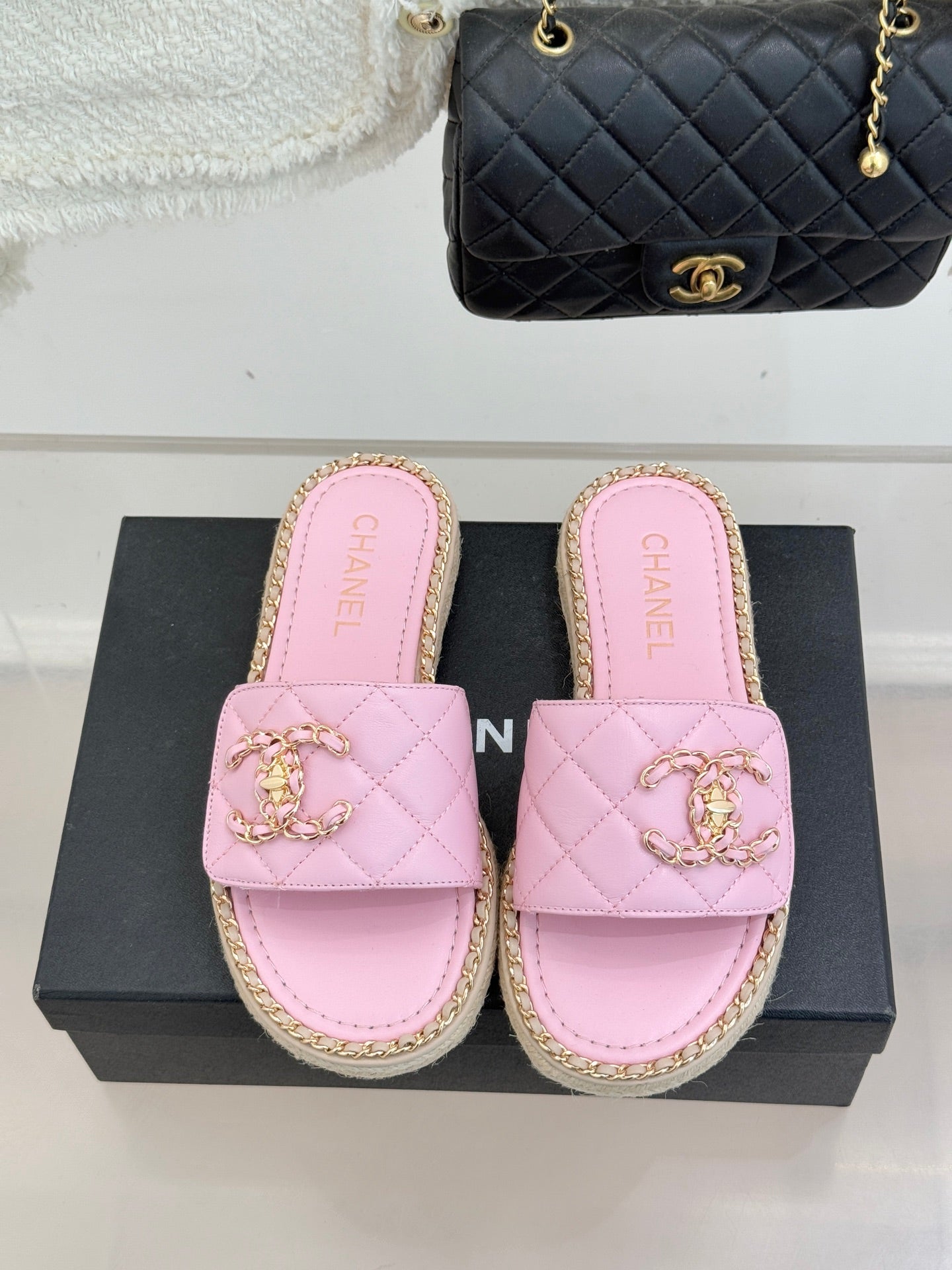 Chain-link slippers