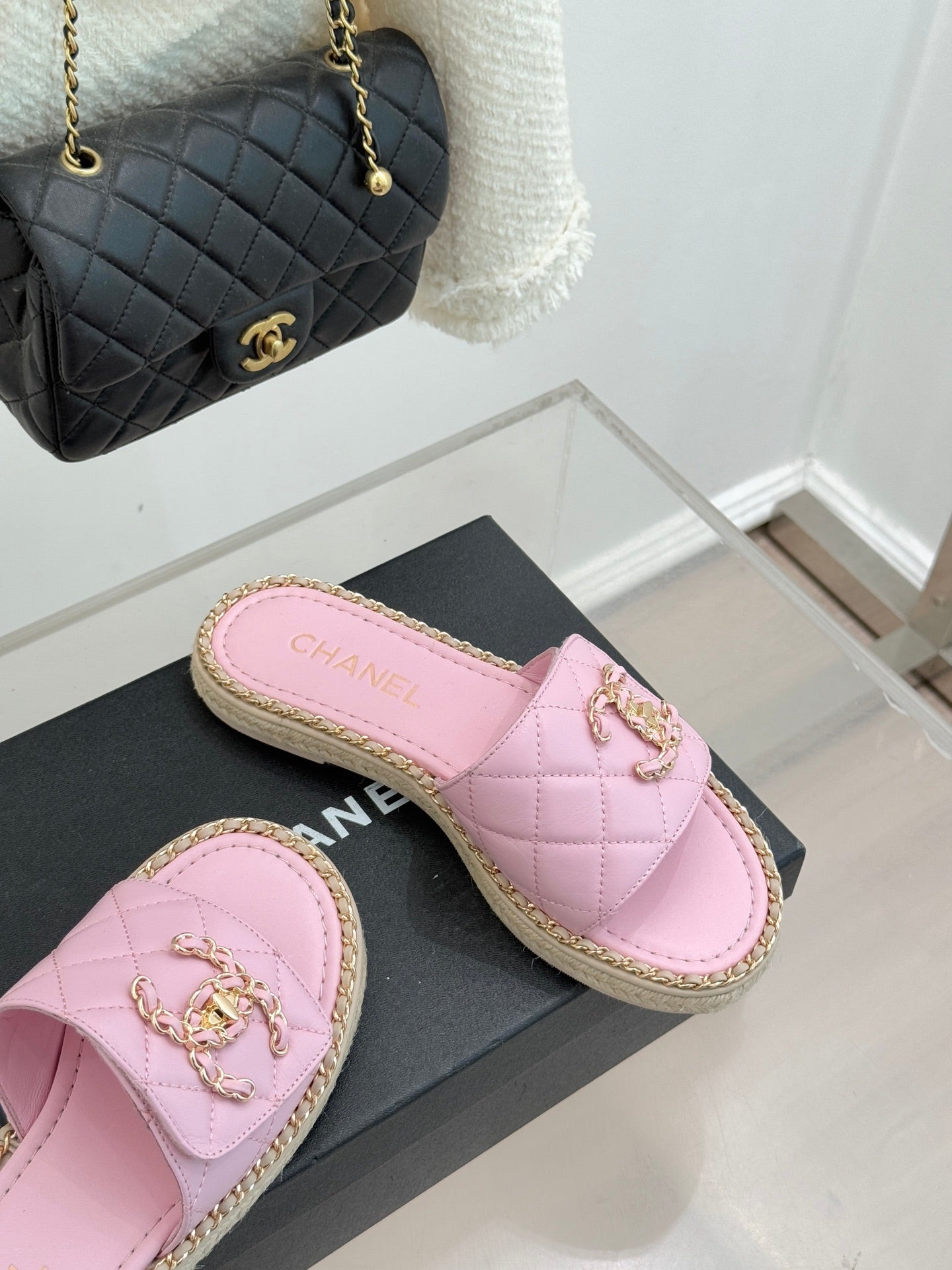 Chain-link slippers