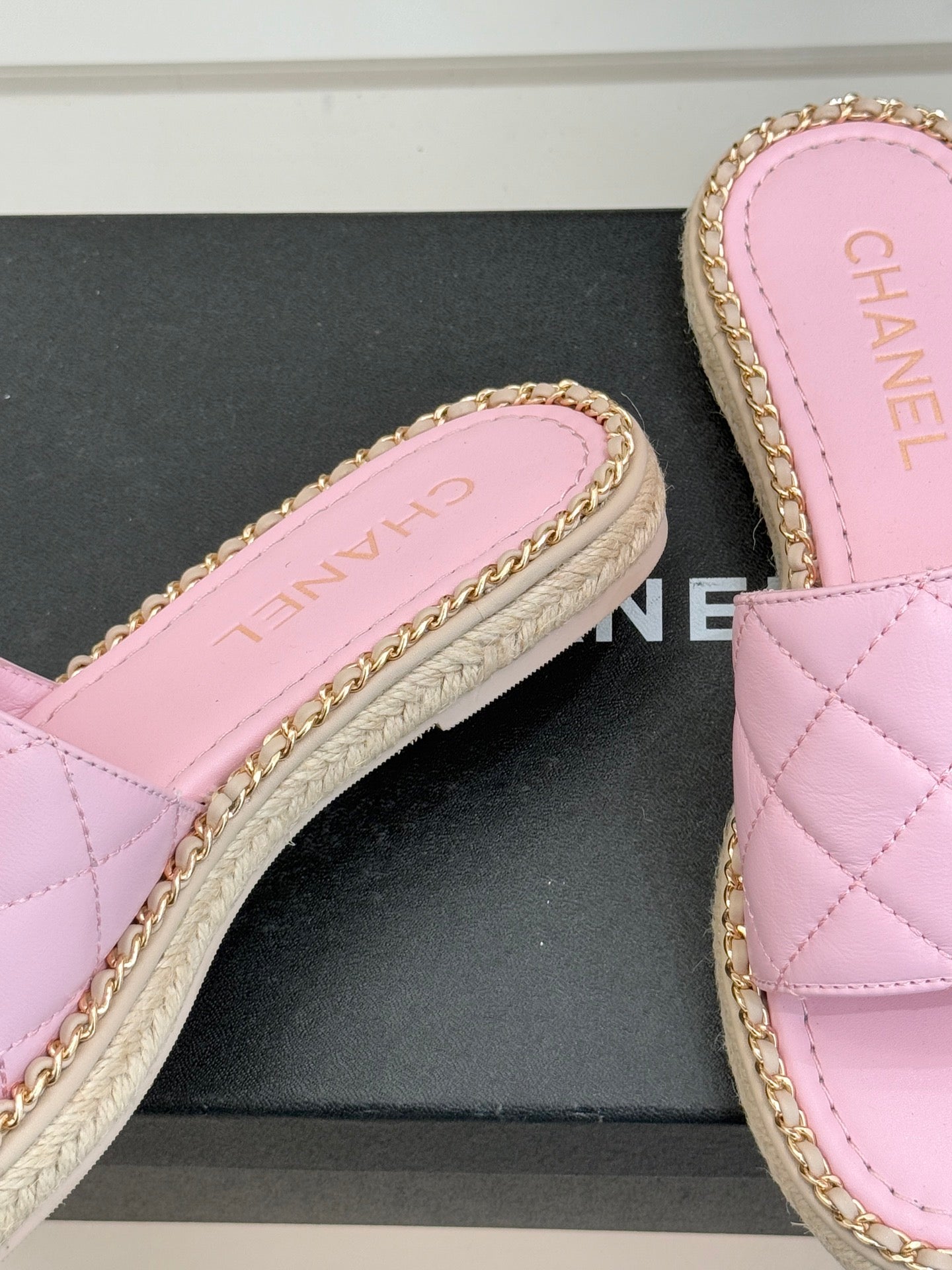 Chain-link slippers