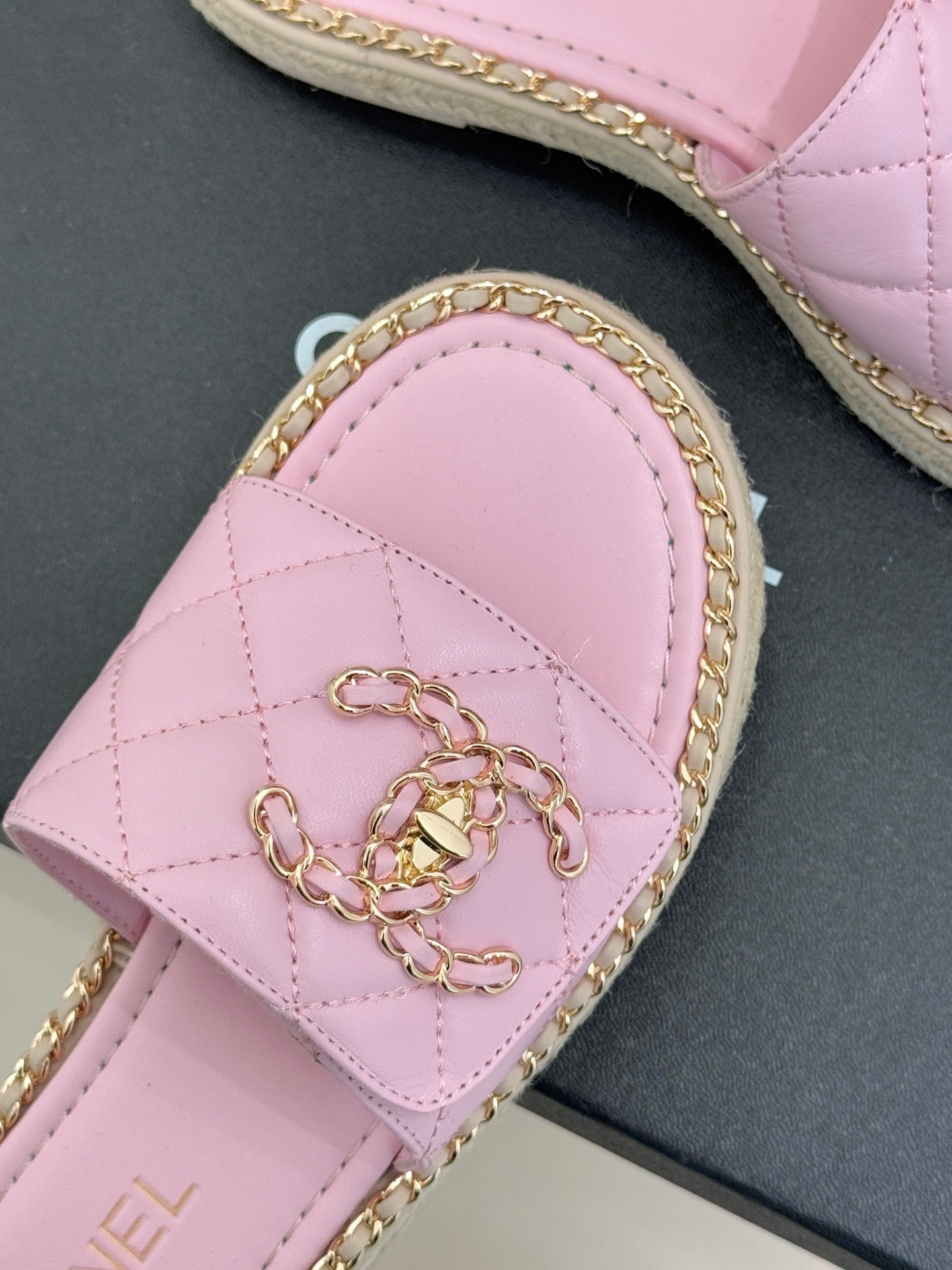 Chain-link slippers