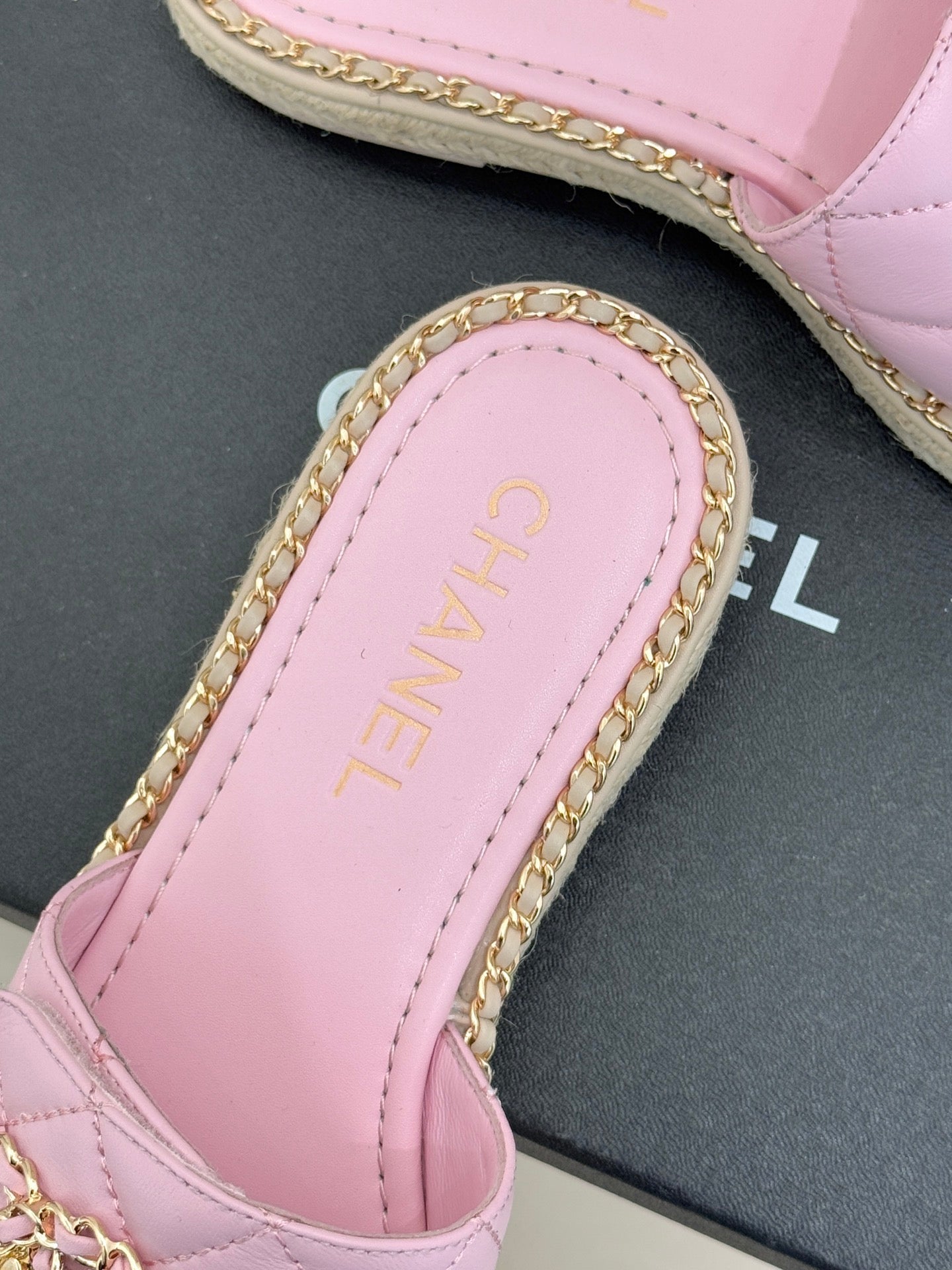 Chain-link slippers