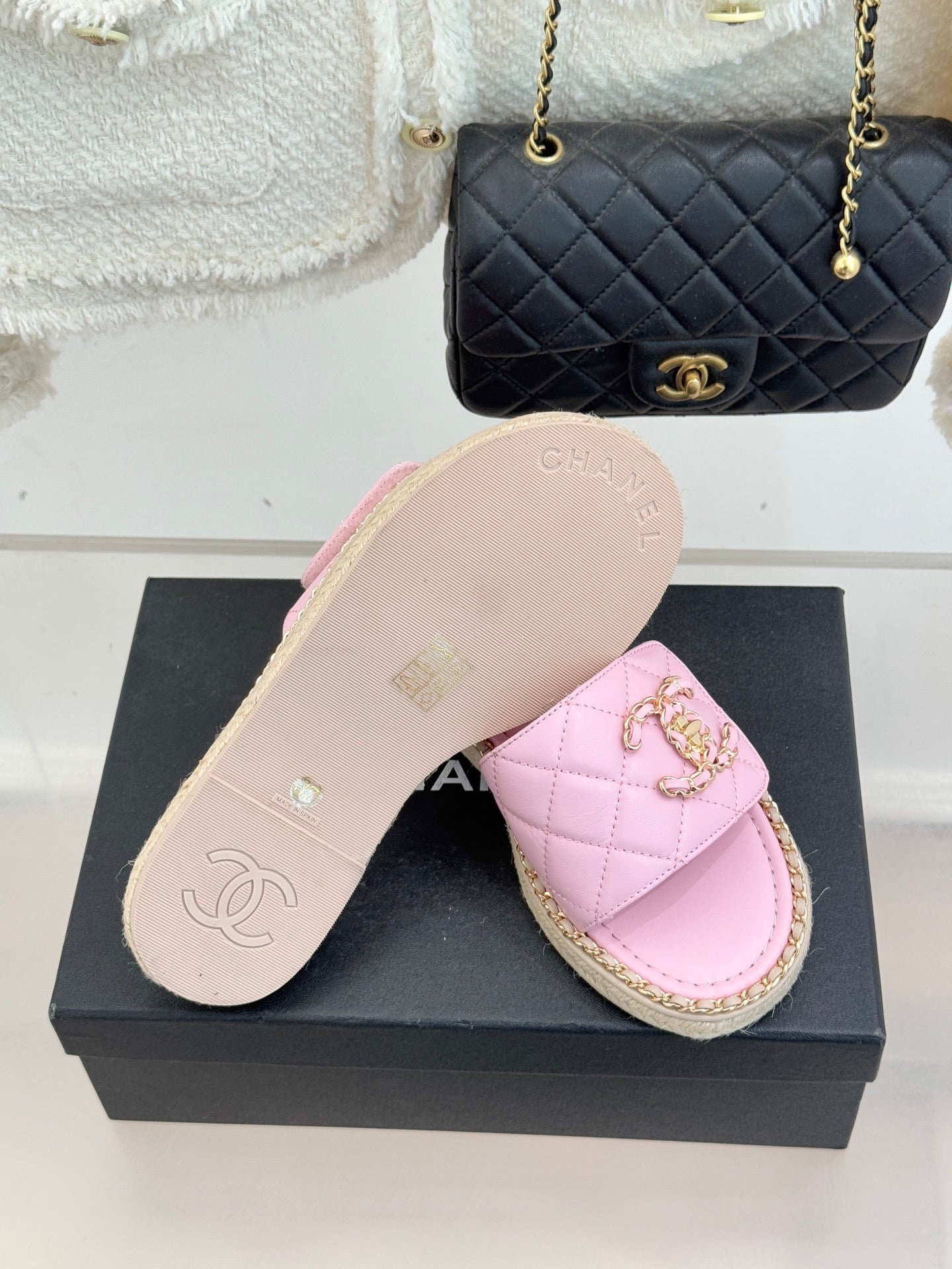 Chain-link slippers