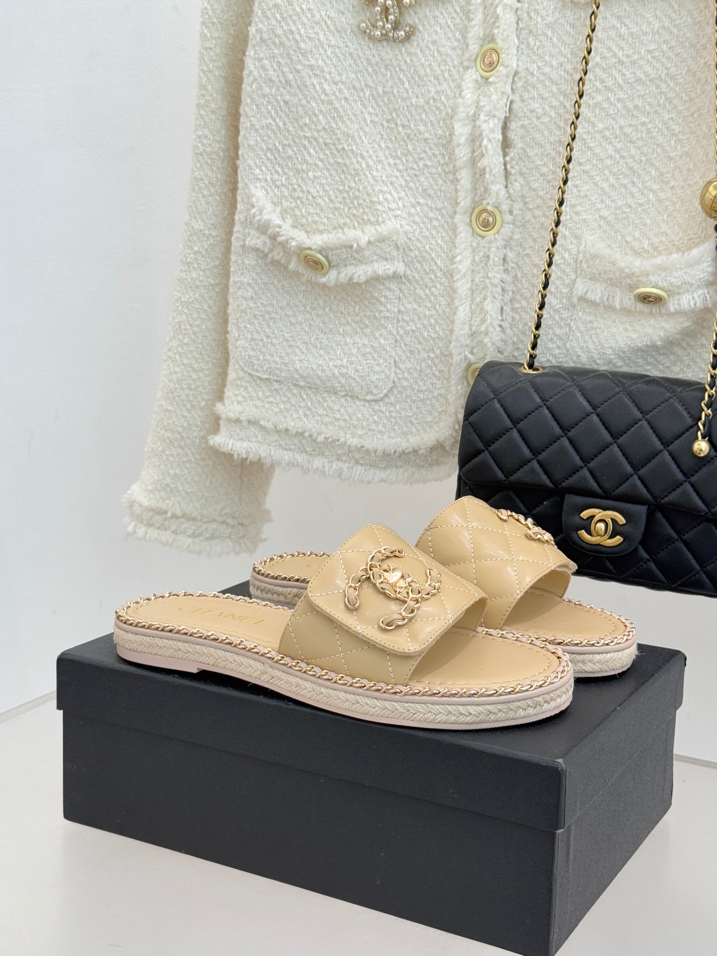 Chain-link slippers