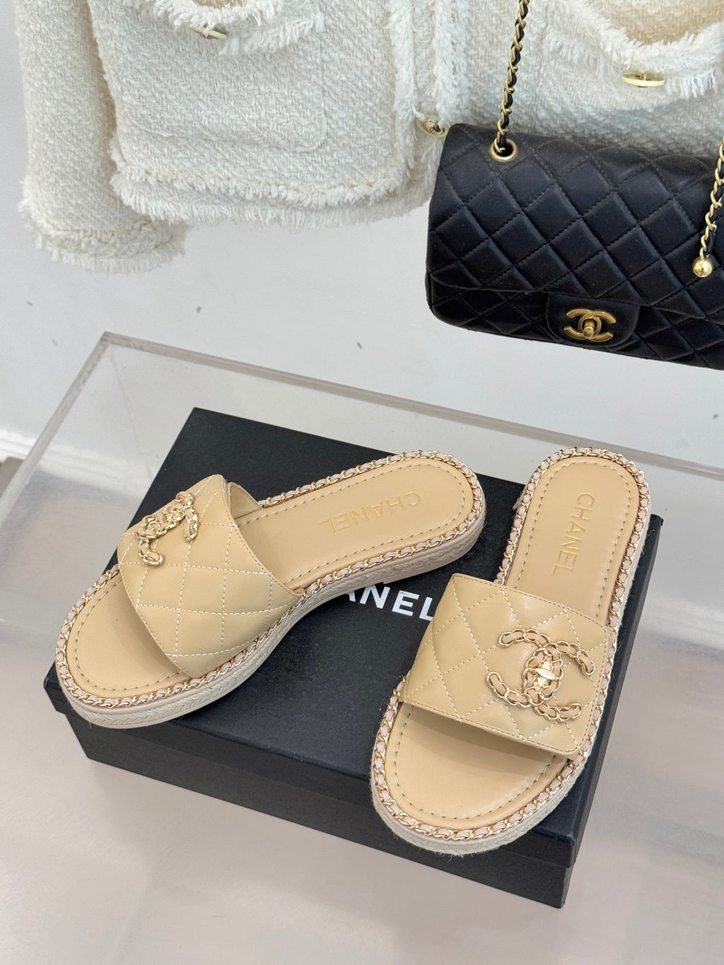 Chain-link slippers