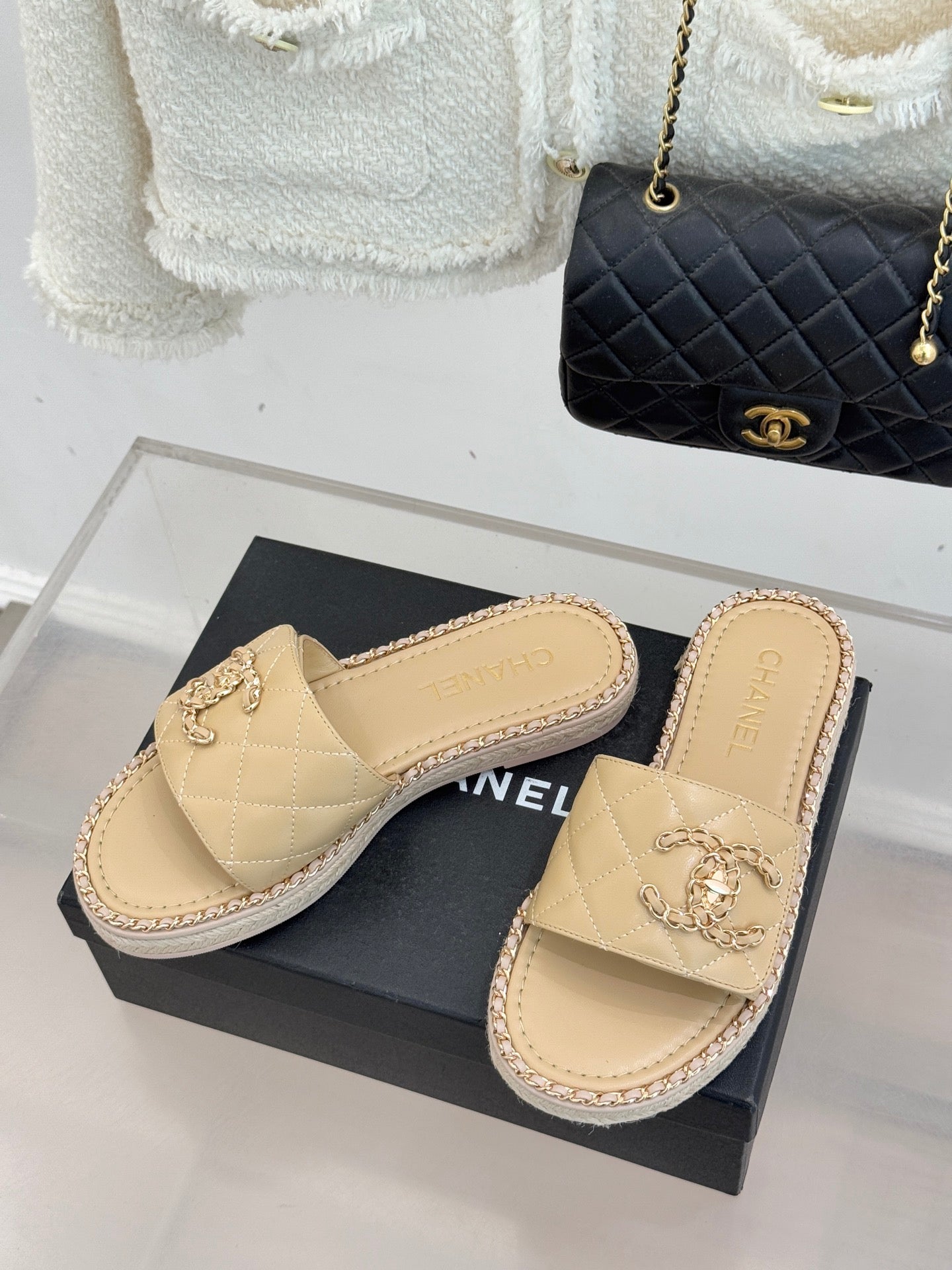 Chain-link slippers
