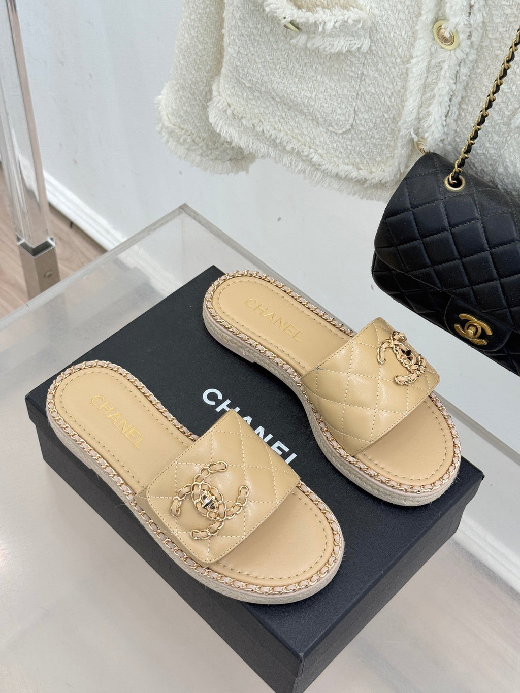 Chain-link slippers