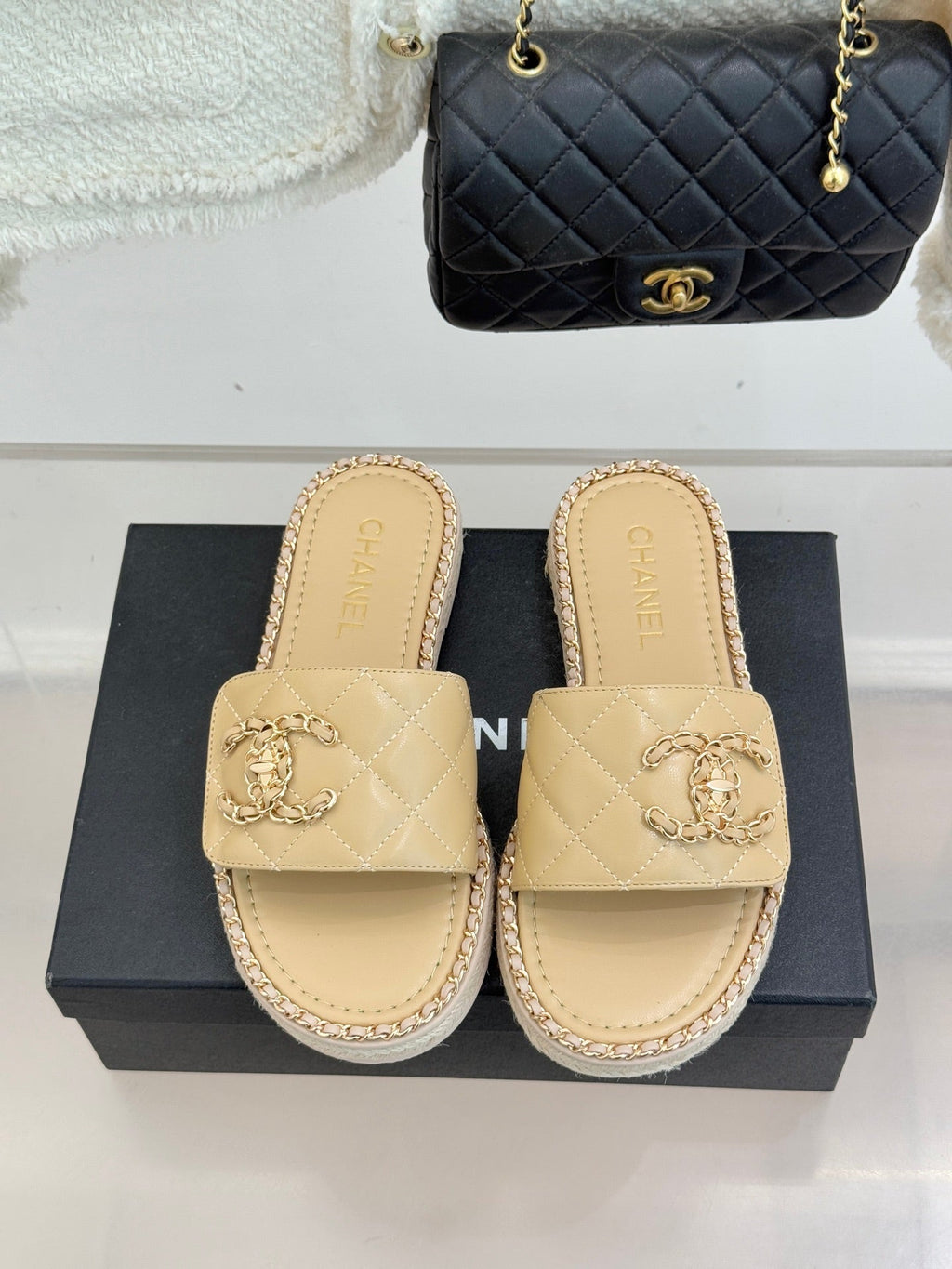 Chain-link slippers