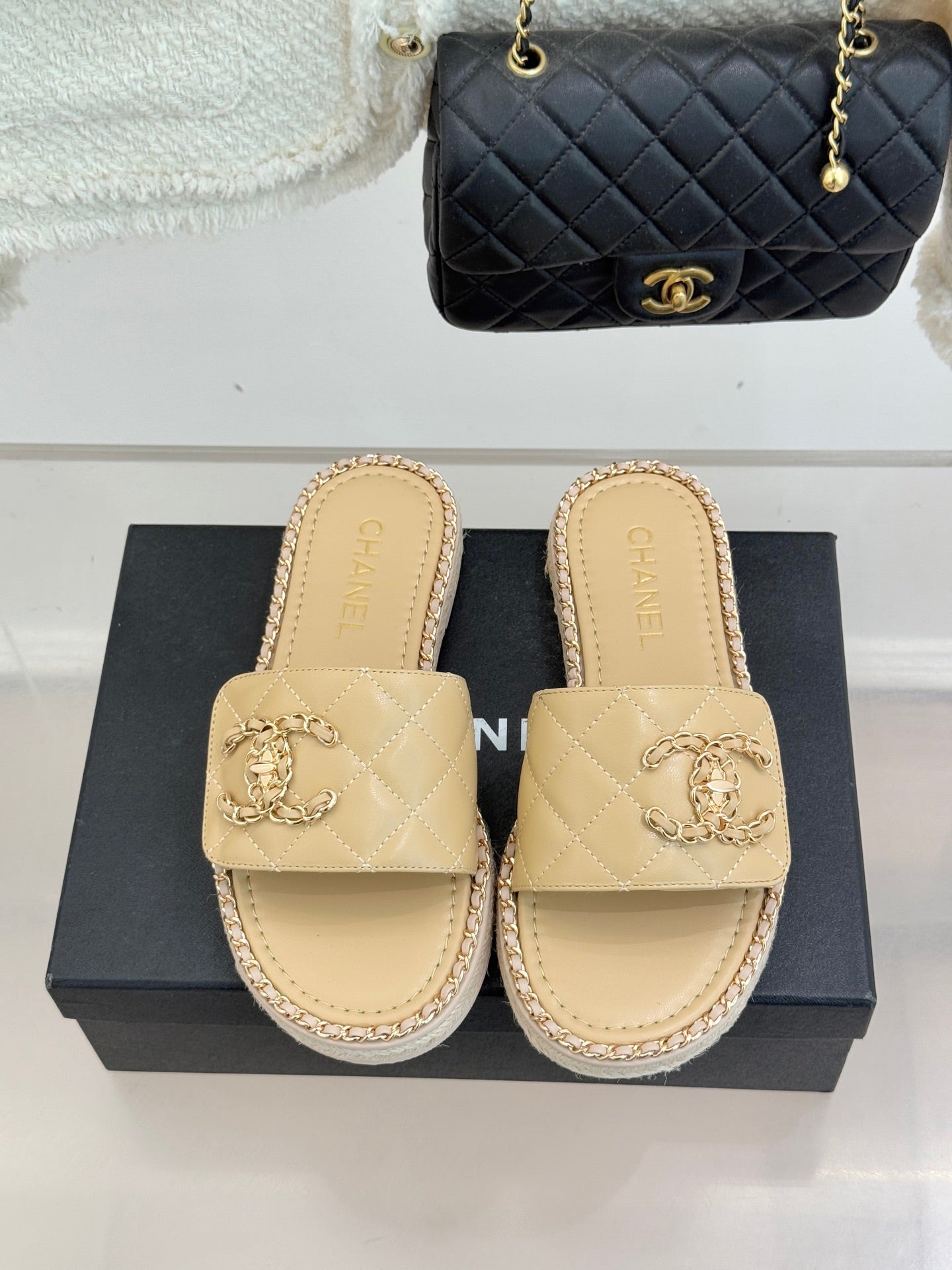 Chain-link slippers