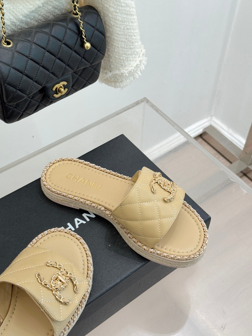 Chain-link slippers