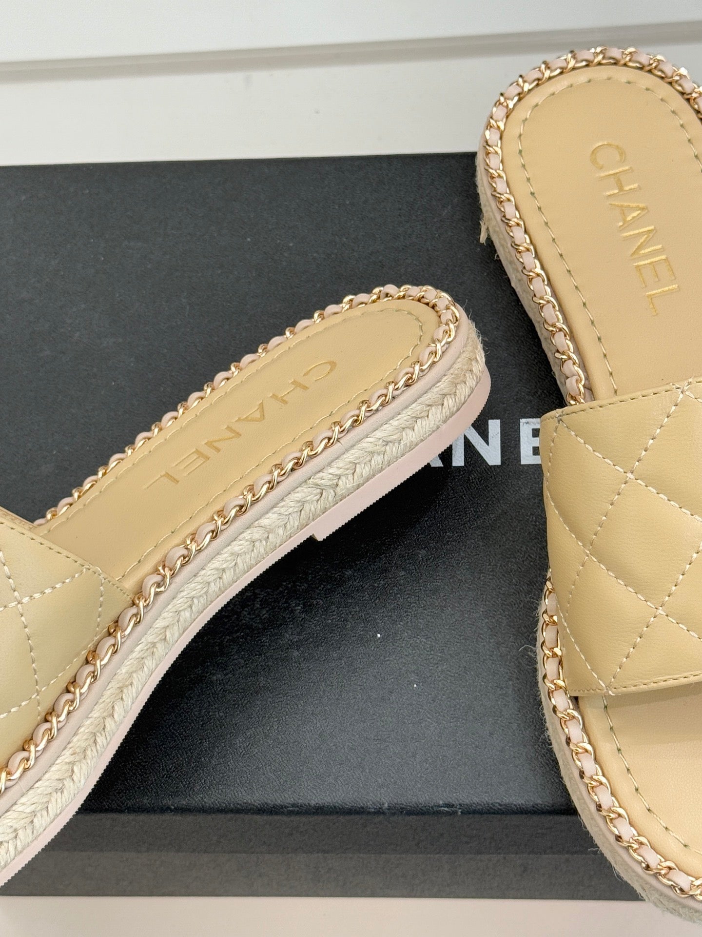 Chain-link slippers