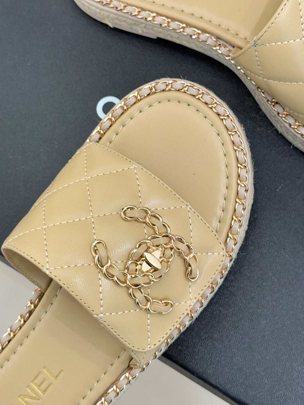 Chain-link slippers