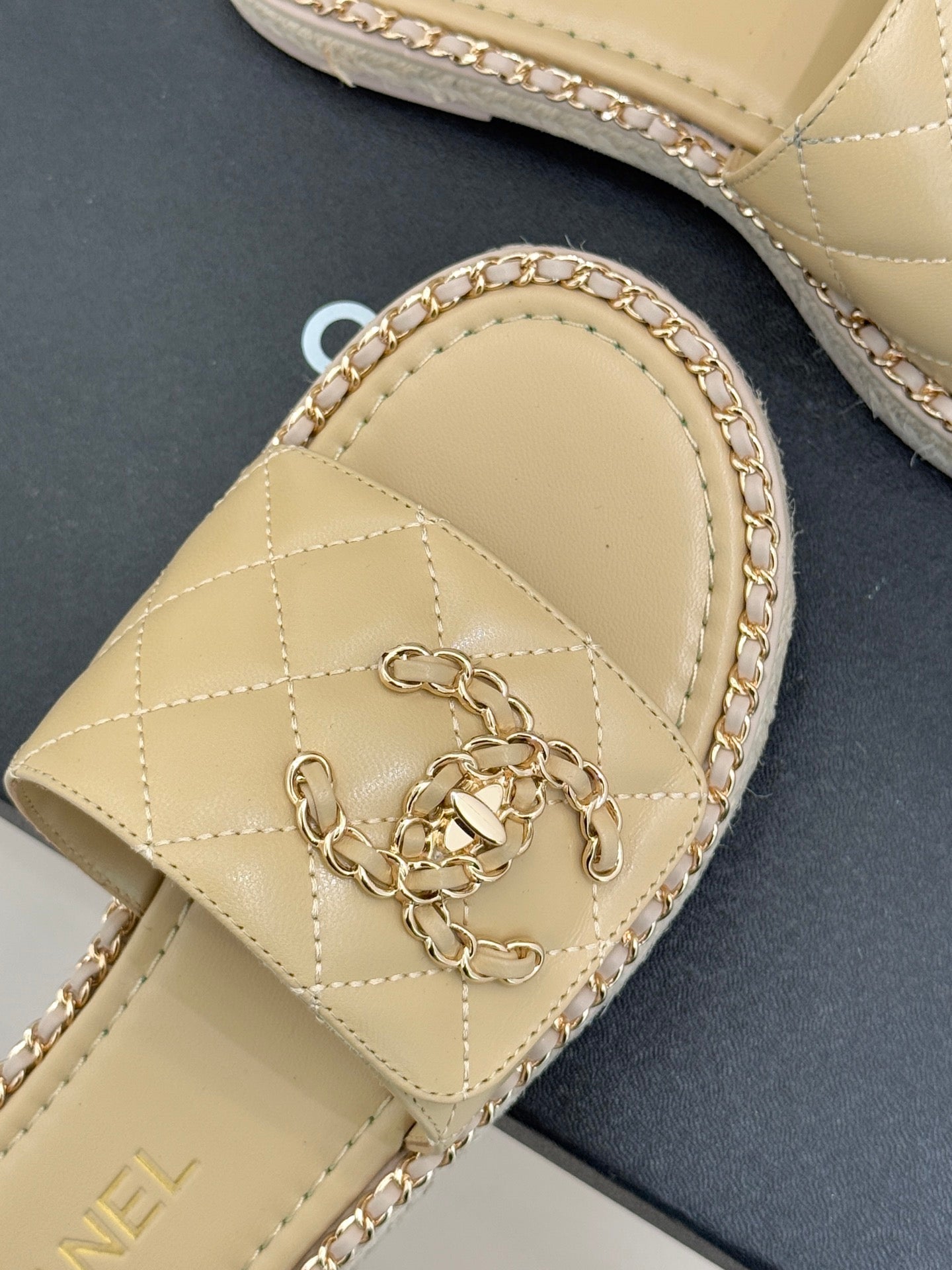 Chain-link slippers