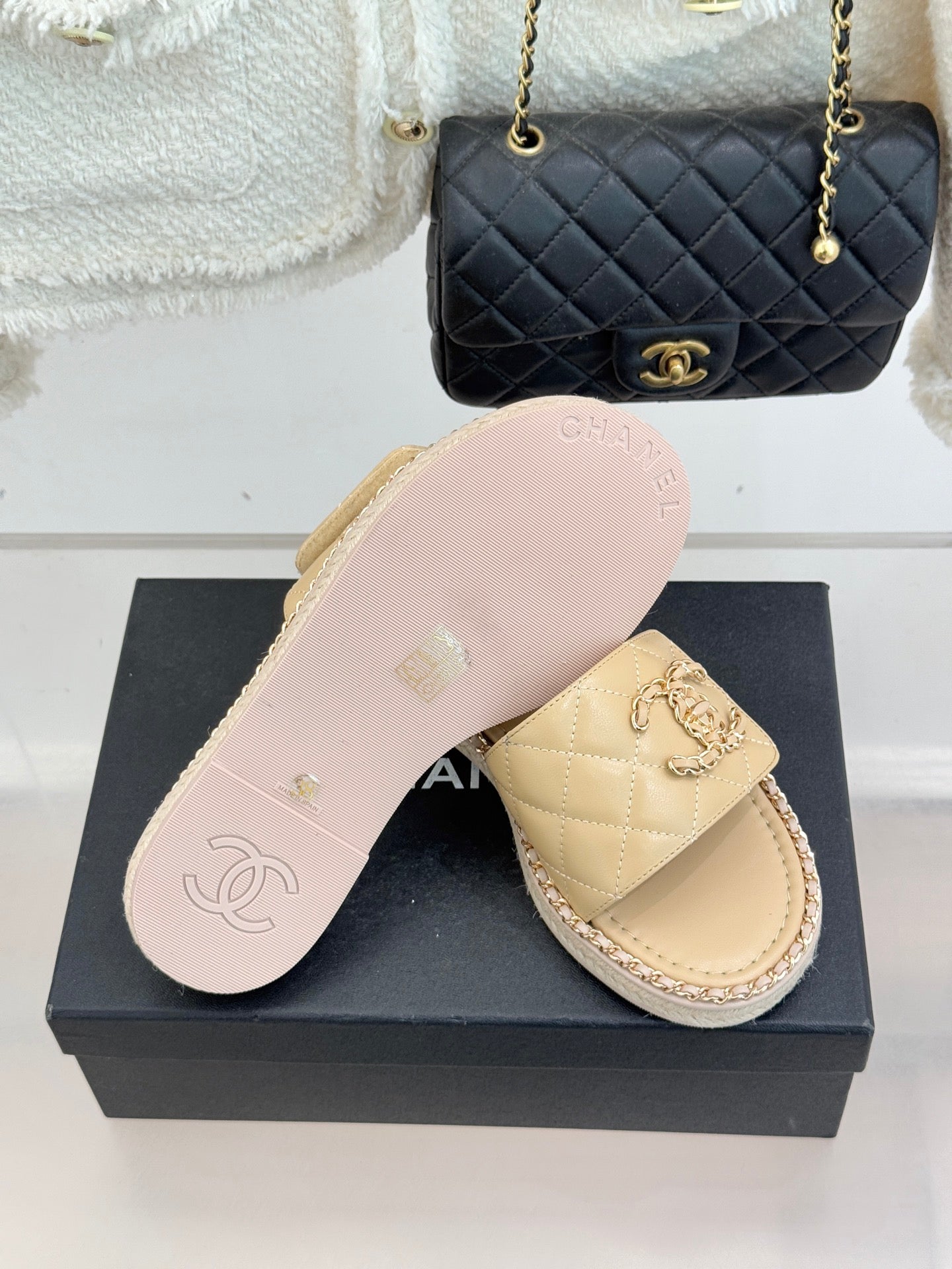 Chain-link slippers