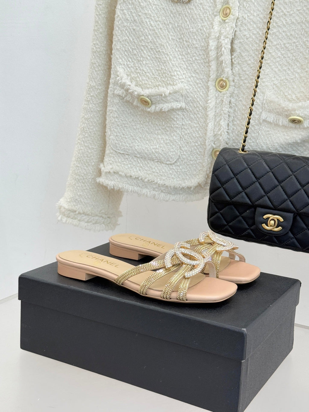 Chain-link slippers