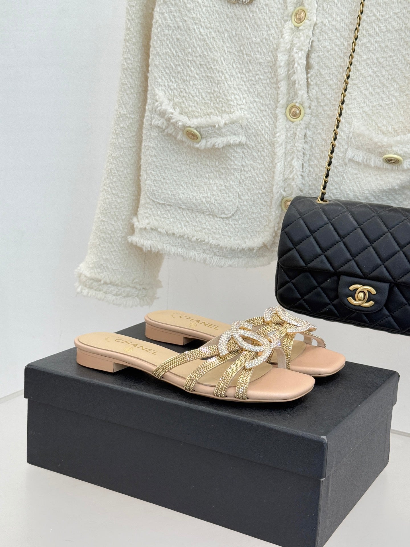 Chain-link slippers